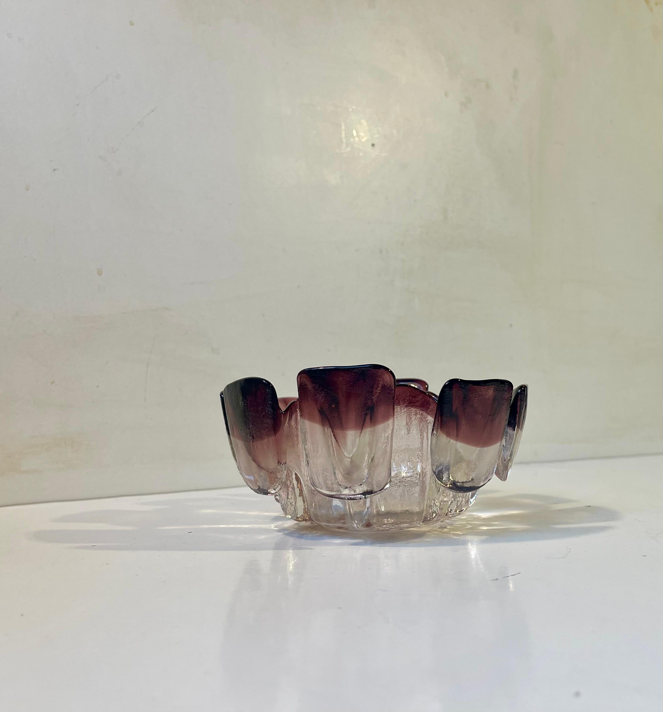 Unusual glass dish with purple/maroon spikes executed in ice-glass. Designed by Tauno Wirkkala, the kid brother of Tapio Wirkkala, for Humppila in Finland circa 1970. Measurements: Diameter: 15 cm, Height: 8 cm.