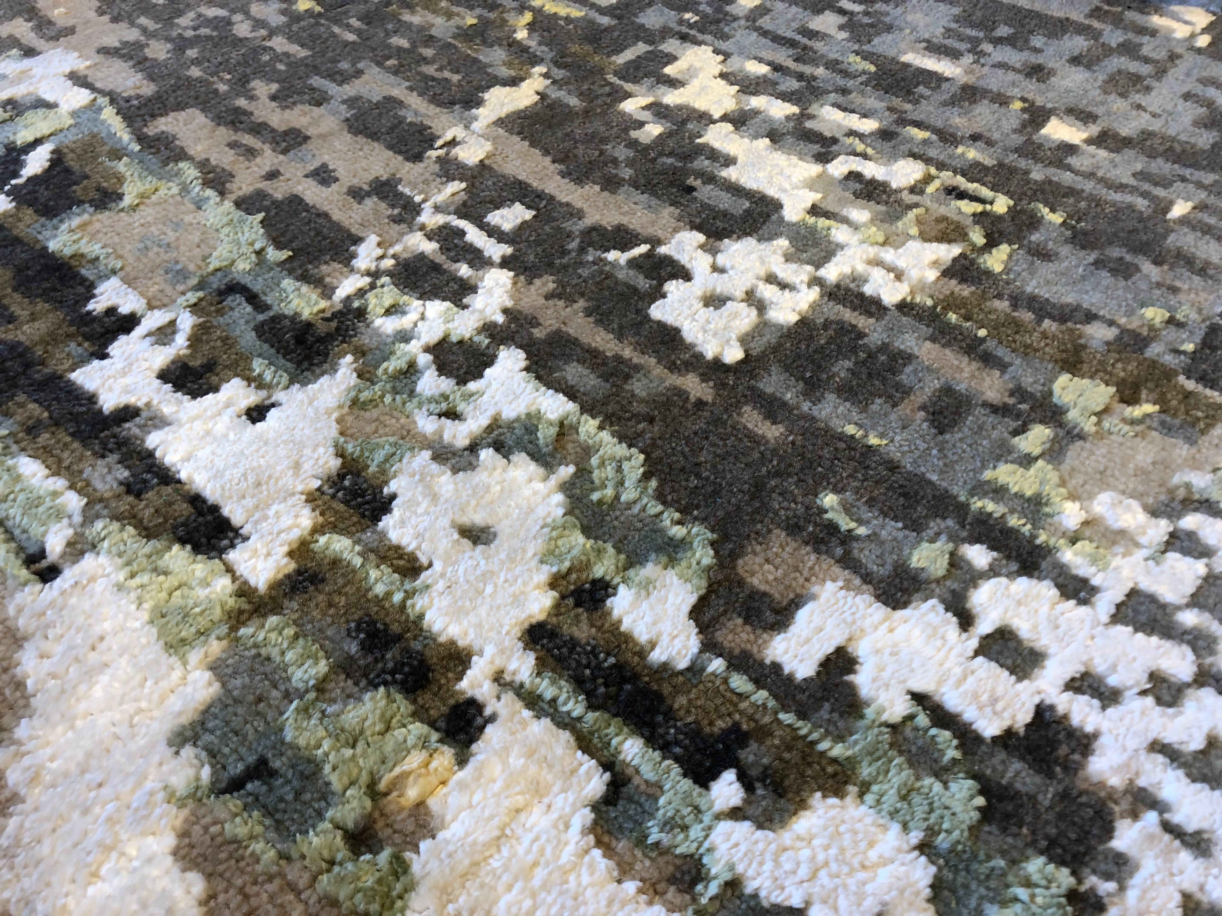 Dieser dramatische abstrakte Teppich ist in vielen kühlen Tönen gehalten: Taupe, Ecru und Elfenbein mit mintfarbenen und gelben Farbtupfern. Ein Woll-Baumwoll-Gemisch sorgt für ein weiches und glänzendes Aussehen und Gefühl. Handgefertigt in Indien