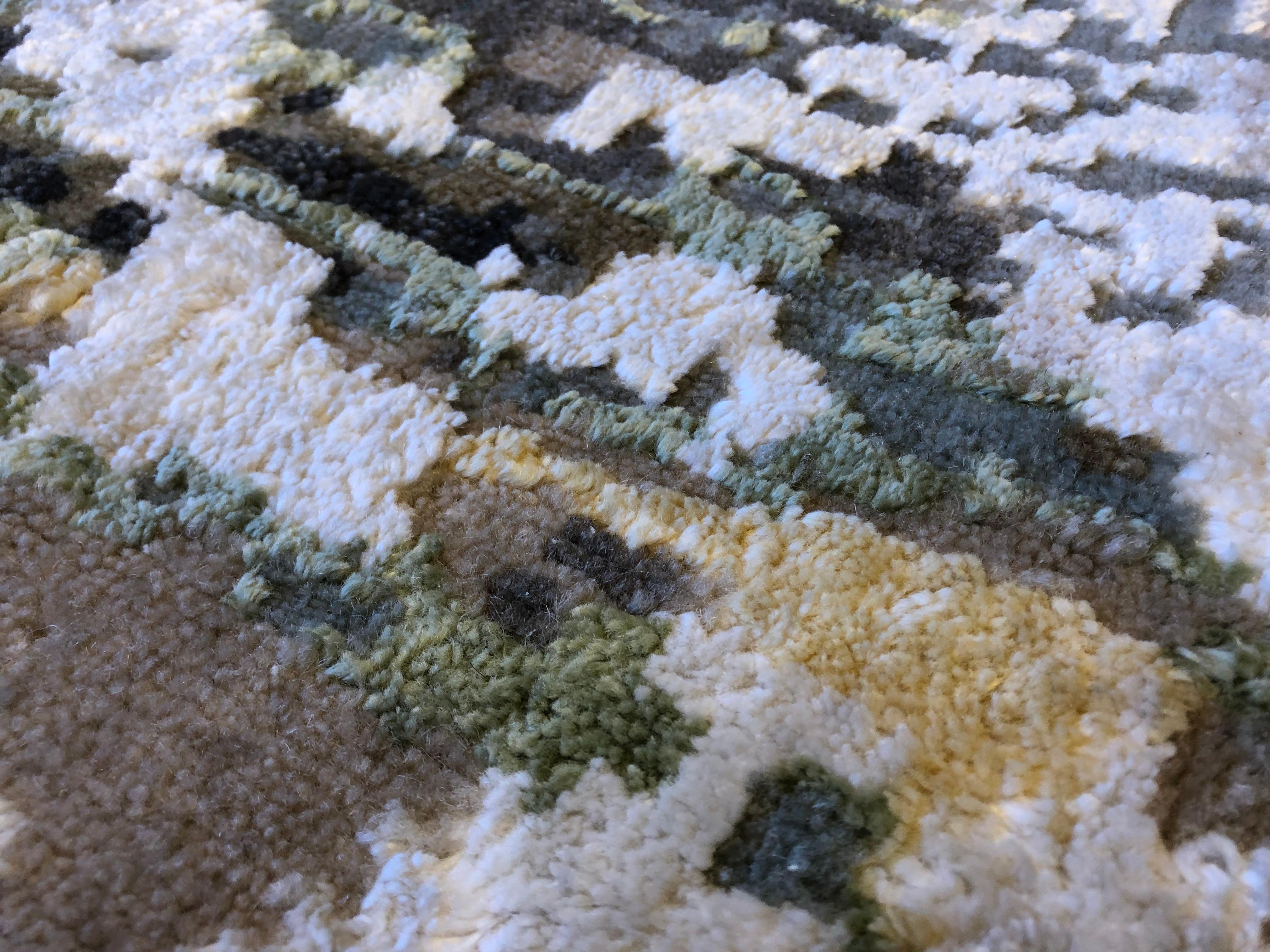 Abstrakter Teppich in Taupe im Zustand „Neu“ im Angebot in Los Angeles, CA