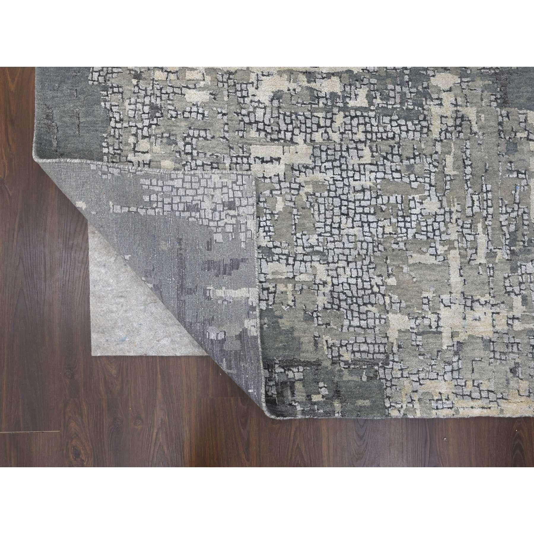 Handgeknüpfter übergroßer orientalischer Teppich aus Wolle und Seide in Taupe mit abstraktem Mosaikdesign (Indisch) im Angebot