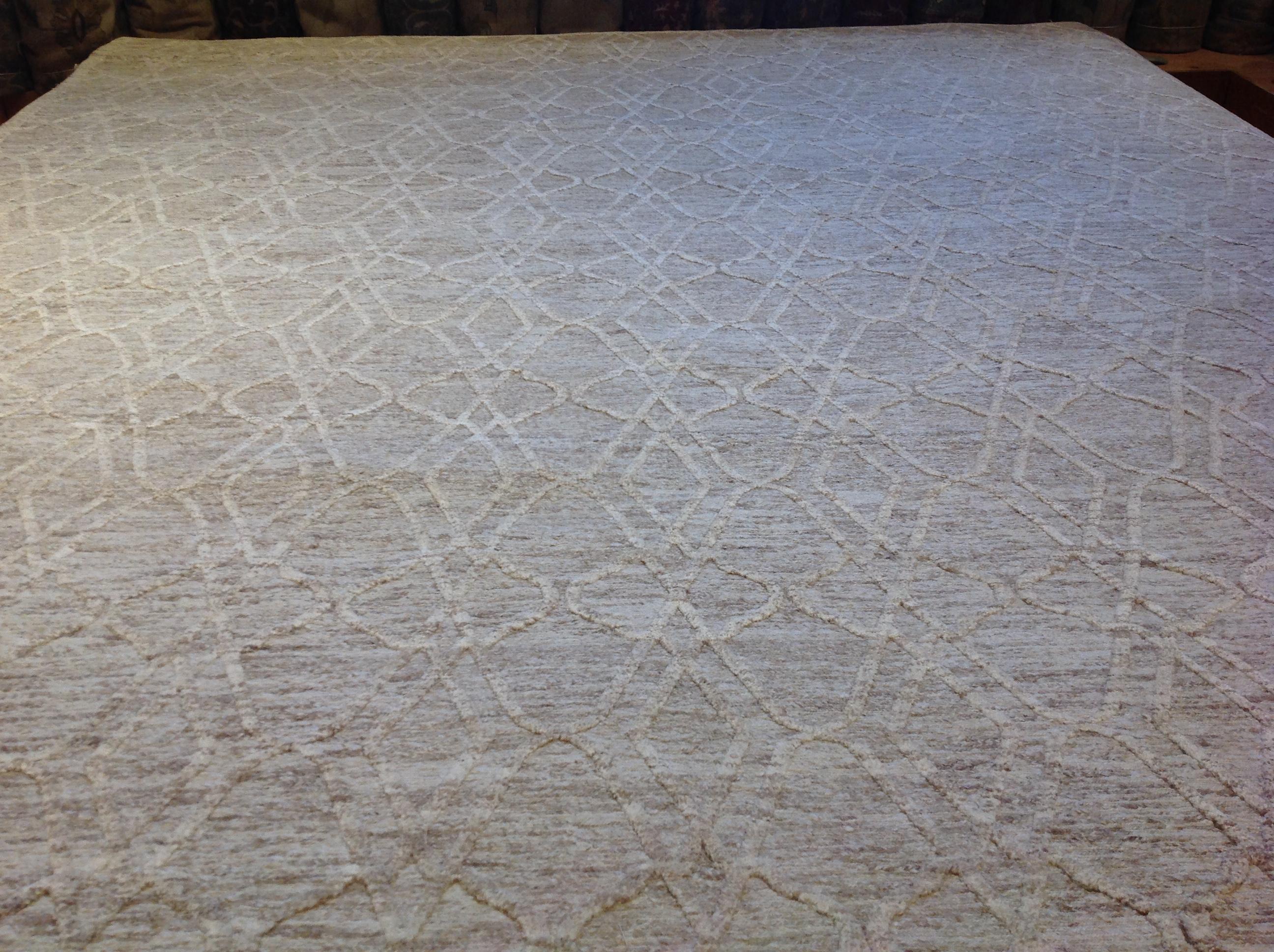 Ivory and Cream High Low Area Rug  In New Condition For Sale In Los Angeles, CA