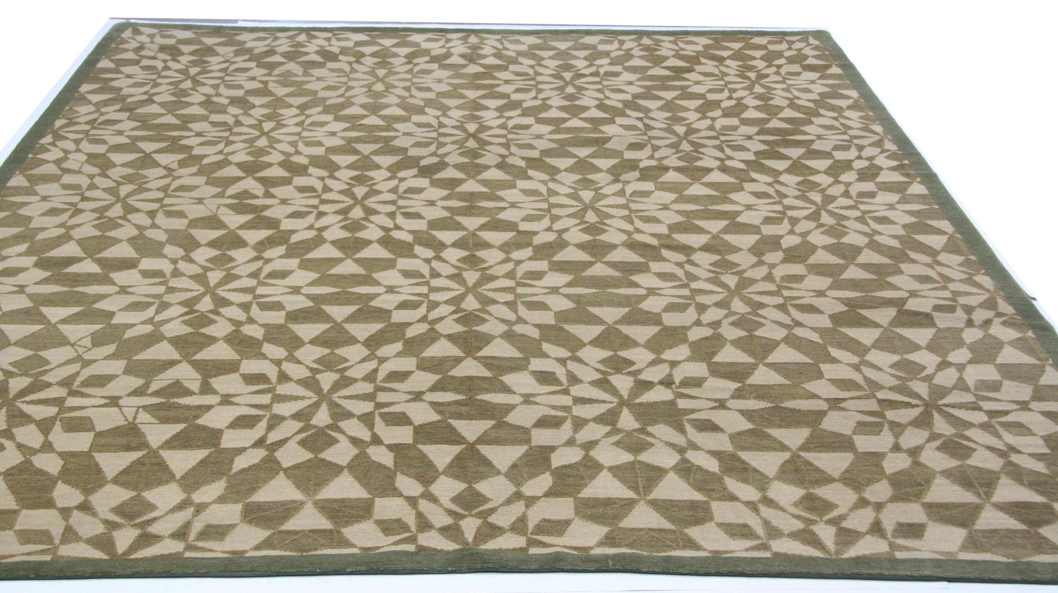 Ziehen Sie die Aufmerksamkeit auf einen Raum mit diesem faszinierenden und kompliziert gemusterten Wollteppich in Taupe und Ecru. Nutzen Sie das lebhafte Allover-Design, um einen kleinen Raum größer erscheinen zu lassen, oder verwenden Sie es in