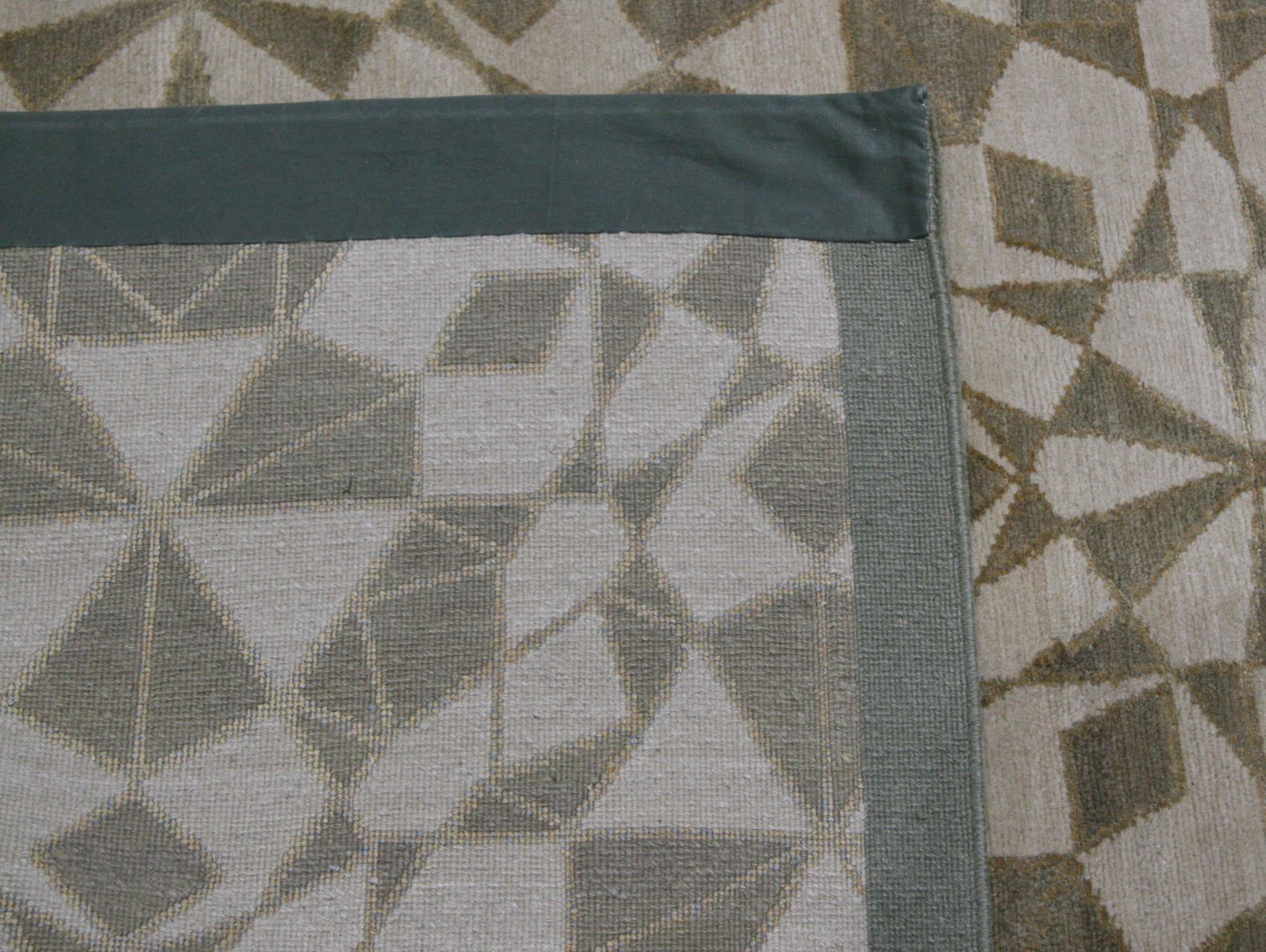 Taupe und Ecru Kaleidoscope Vorleger im Zustand „Neu“ im Angebot in West Hollywood, CA