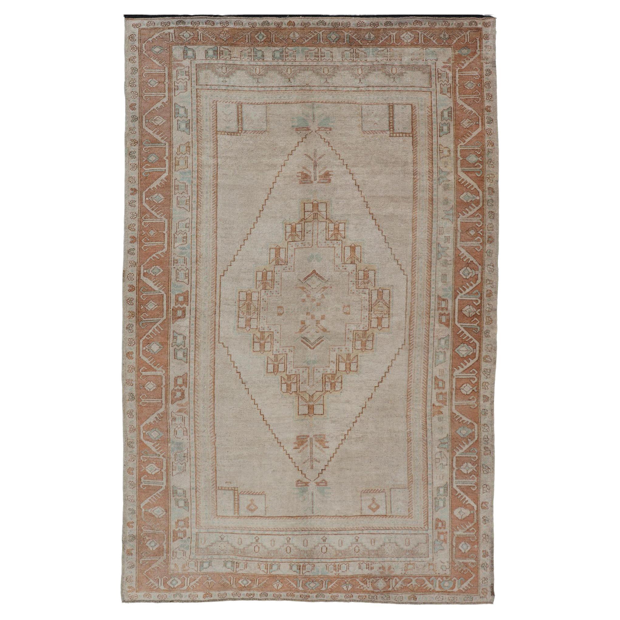 Türkischer Oushak-Teppich im Vintage-Stil mit taupefarbenem Hintergrund und Stammesmedaillon-Design