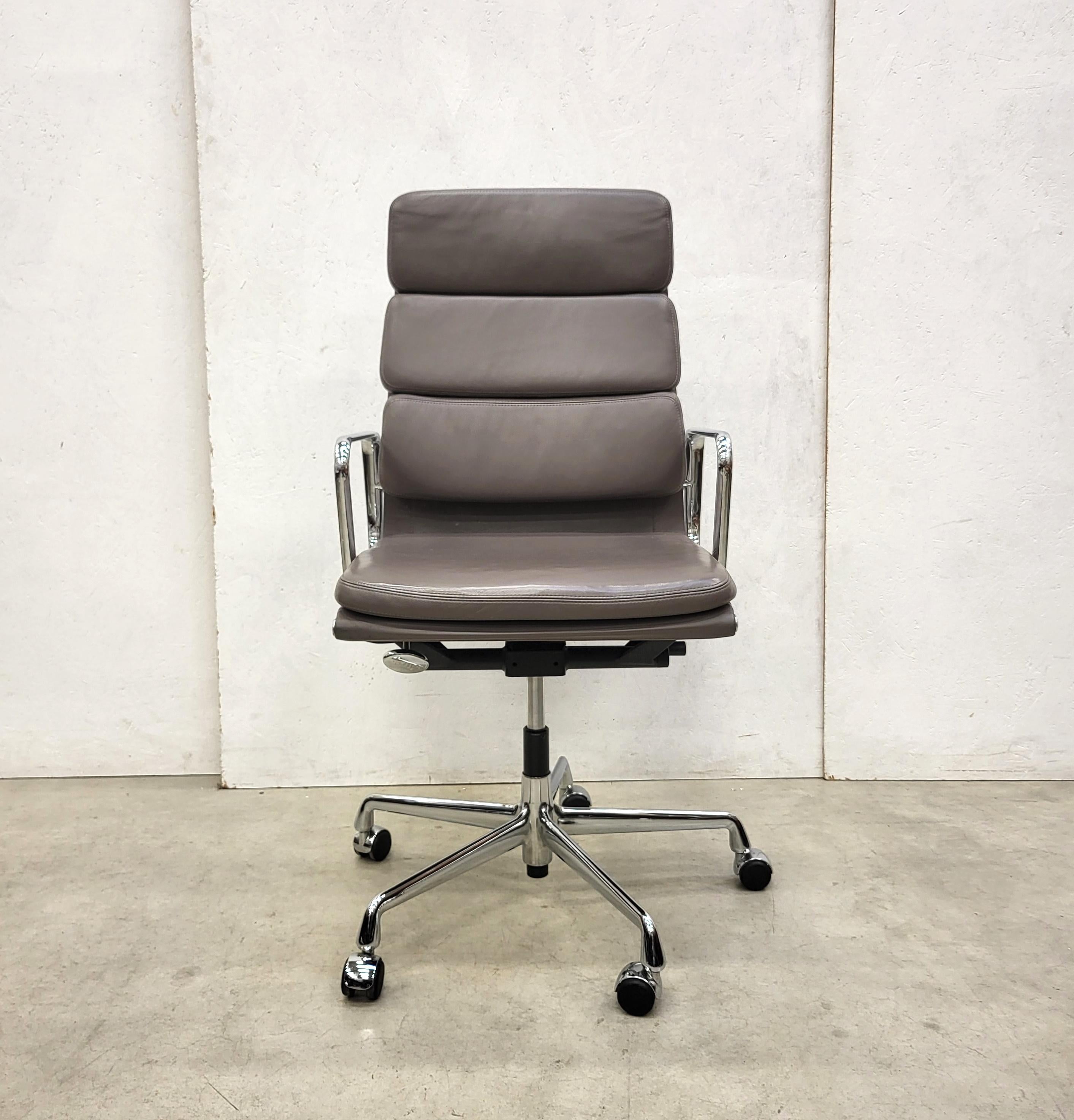 Sehr schöner Bürostuhl mit Softpad, Modell EA219, hergestellt von Vitra. 
Der Stuhl hat einen verchromten Aluminiumrahmen und wurde 2012 hergestellt.

Der Stuhl ist höhenverstellbar und hat einen Kippmechanismus, beides funktioniert sehr gut.

Er
