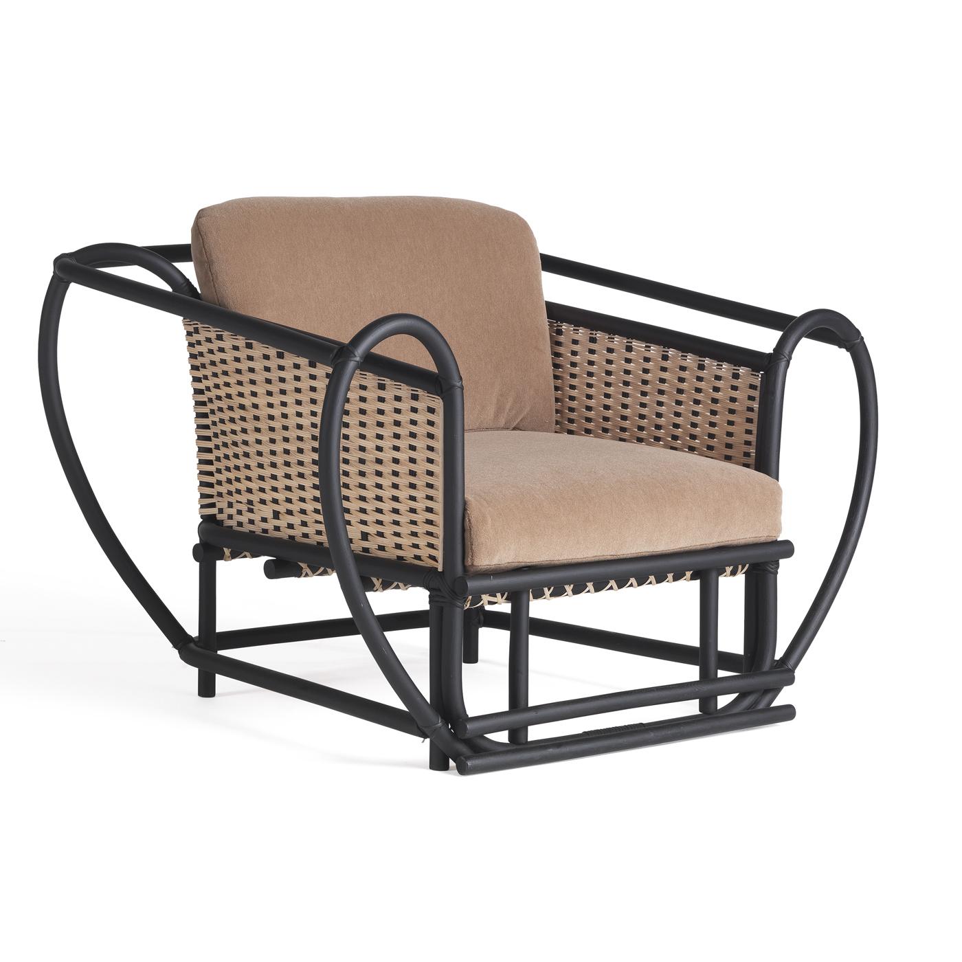 Ein innovatives Design von einzigartiger Raffinesse. Dieser atemberaubende Sessel zeichnet sich durch eine großartige Struktur aus schwarzem Schilfrohr aus, die den bequemen Sitz in einer fesselnden, geschwungenen Silhouette umschließt. Der Sitz ist
