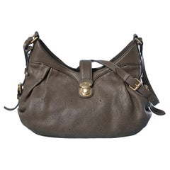 Bolso crossbody monograma perforado color topo con tachuelas de la marca Louis Vuitton