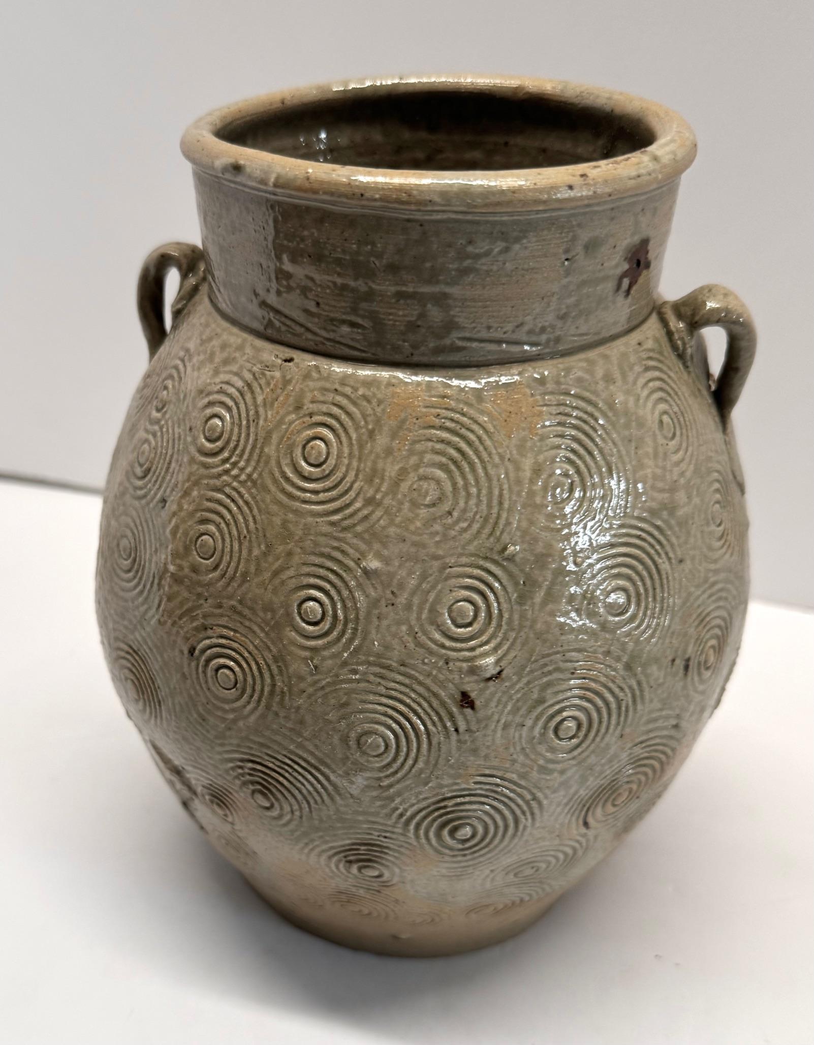 Chinois Vase à deux poignées à motif circulaire de couleur taupe, Chine, 19e siècle en vente