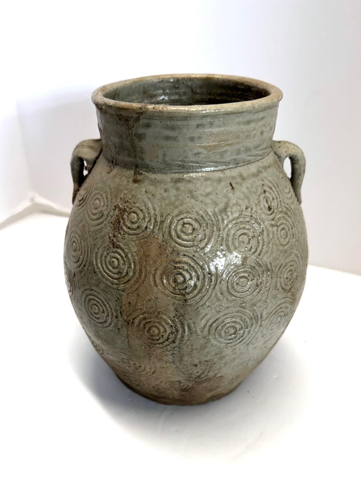 Vase à deux poignées à motif circulaire de couleur taupe, Chine, 19e siècle Bon état - En vente à New York, NY