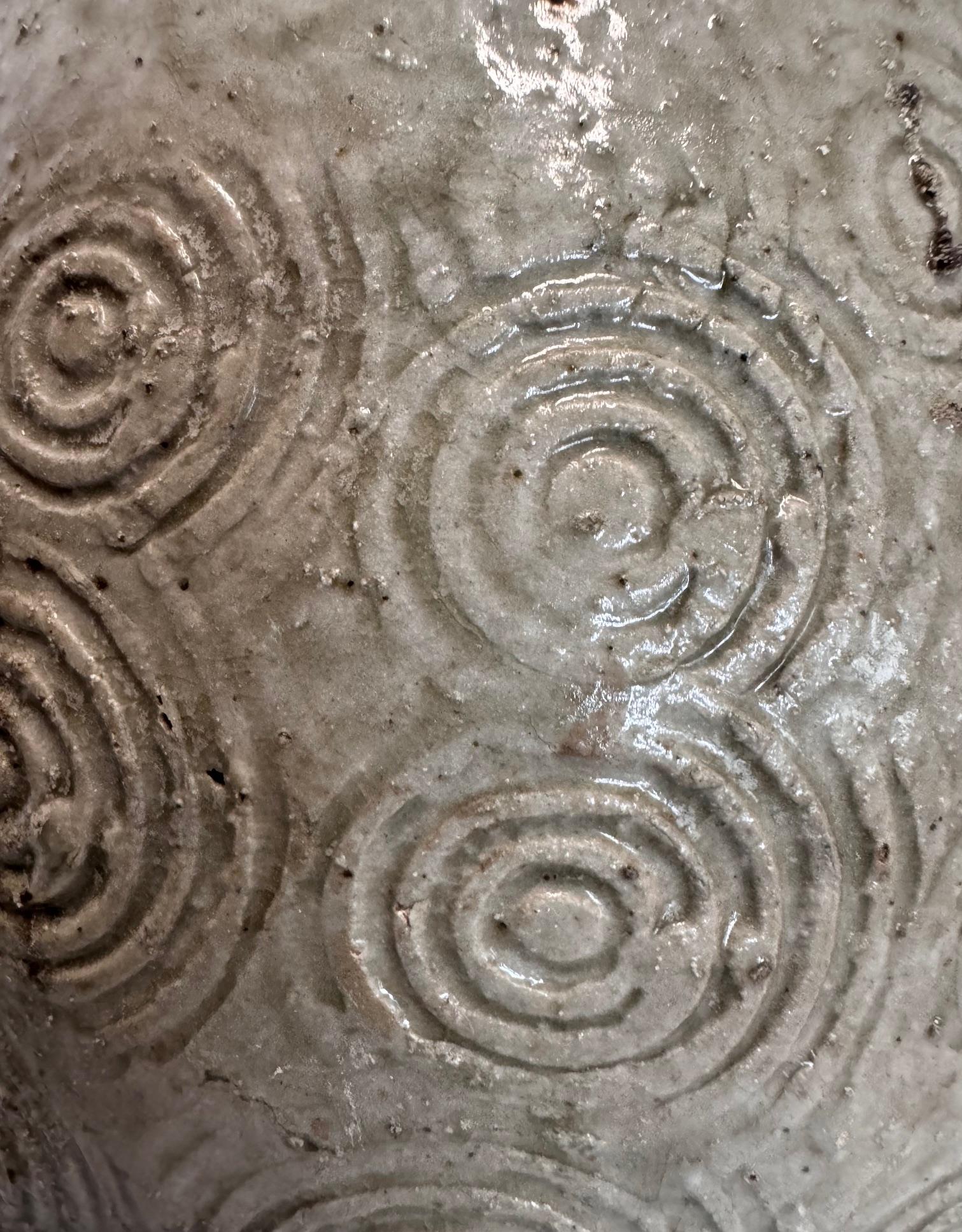 XIXe siècle Vase à deux poignées à motif circulaire de couleur taupe, Chine, 19e siècle en vente