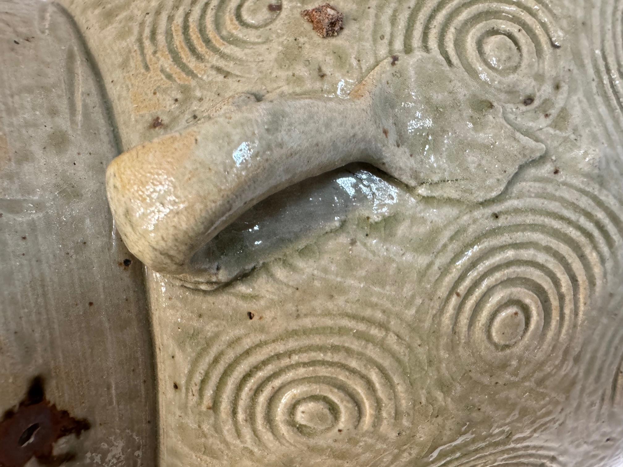 Céramique Vase à deux poignées à motif circulaire de couleur taupe, Chine, 19e siècle en vente
