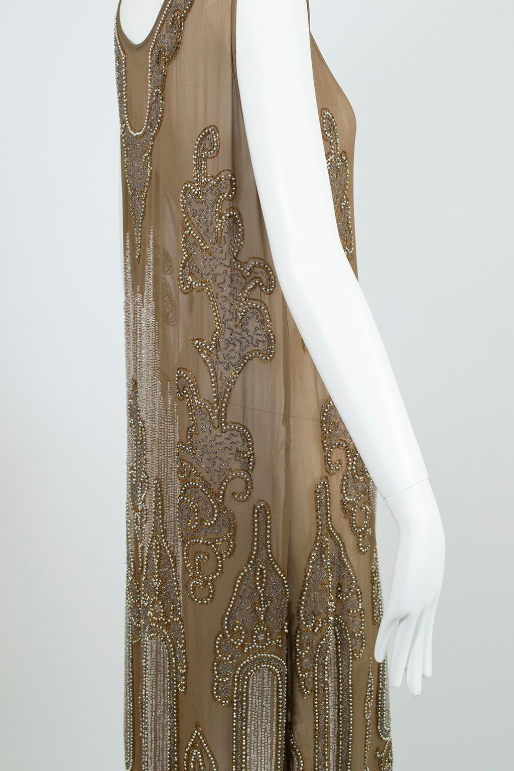 Robe de soirée à ourlet festonné en crêpe taupe avec perles en verre argenté - M, années 1920 en vente 5