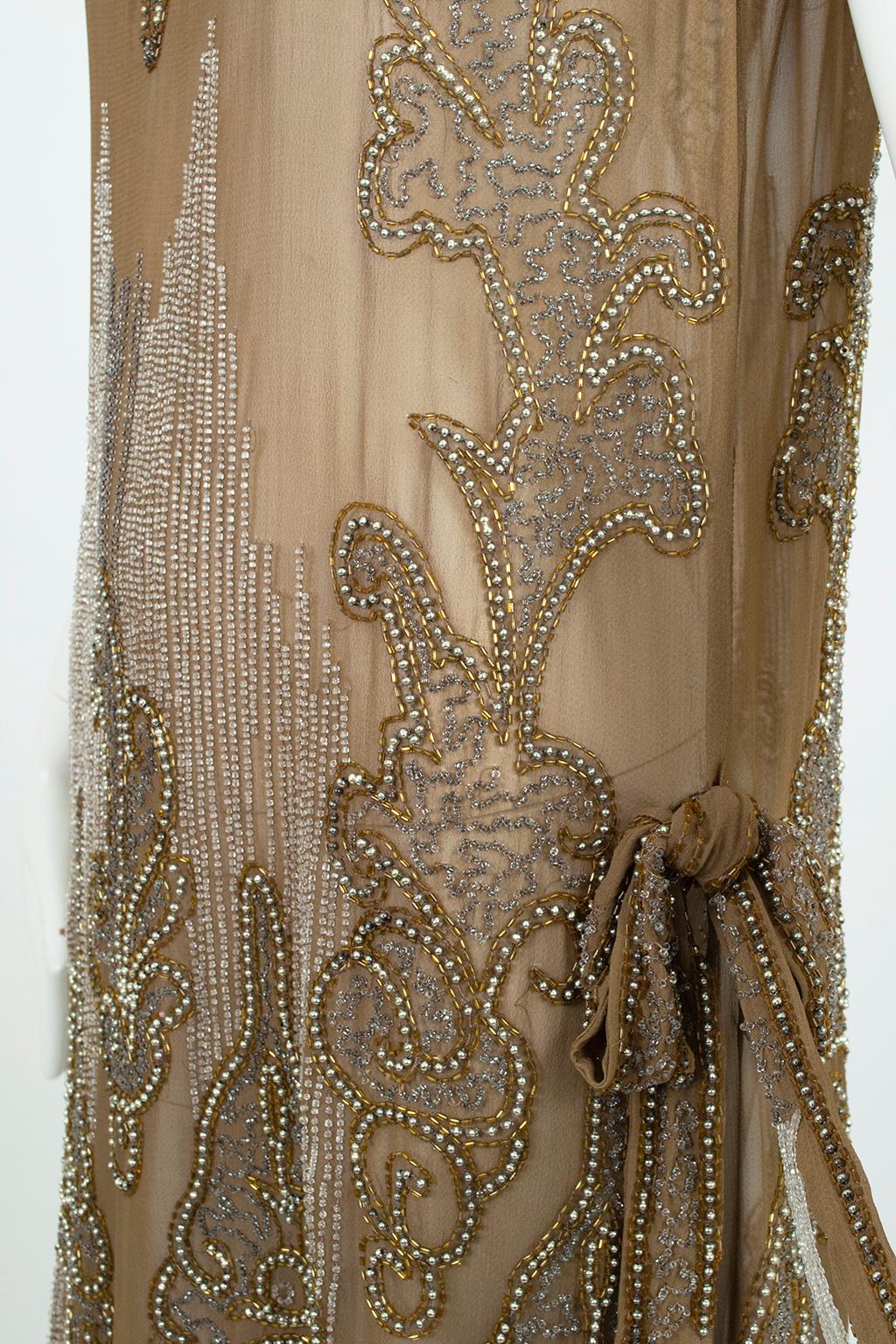 Robe de soirée à ourlet festonné en crêpe taupe avec perles en verre argenté - M, années 1920 en vente 7