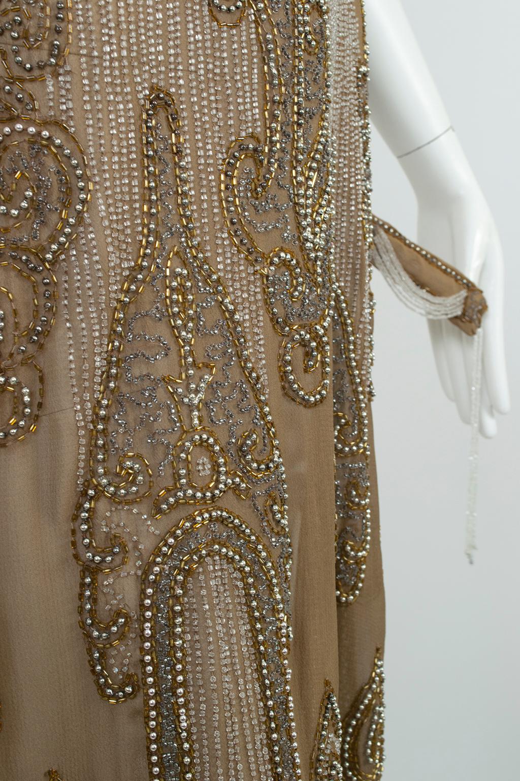 Robe de soirée à ourlet festonné en crêpe taupe avec perles en verre argenté - M, années 1920 en vente 8