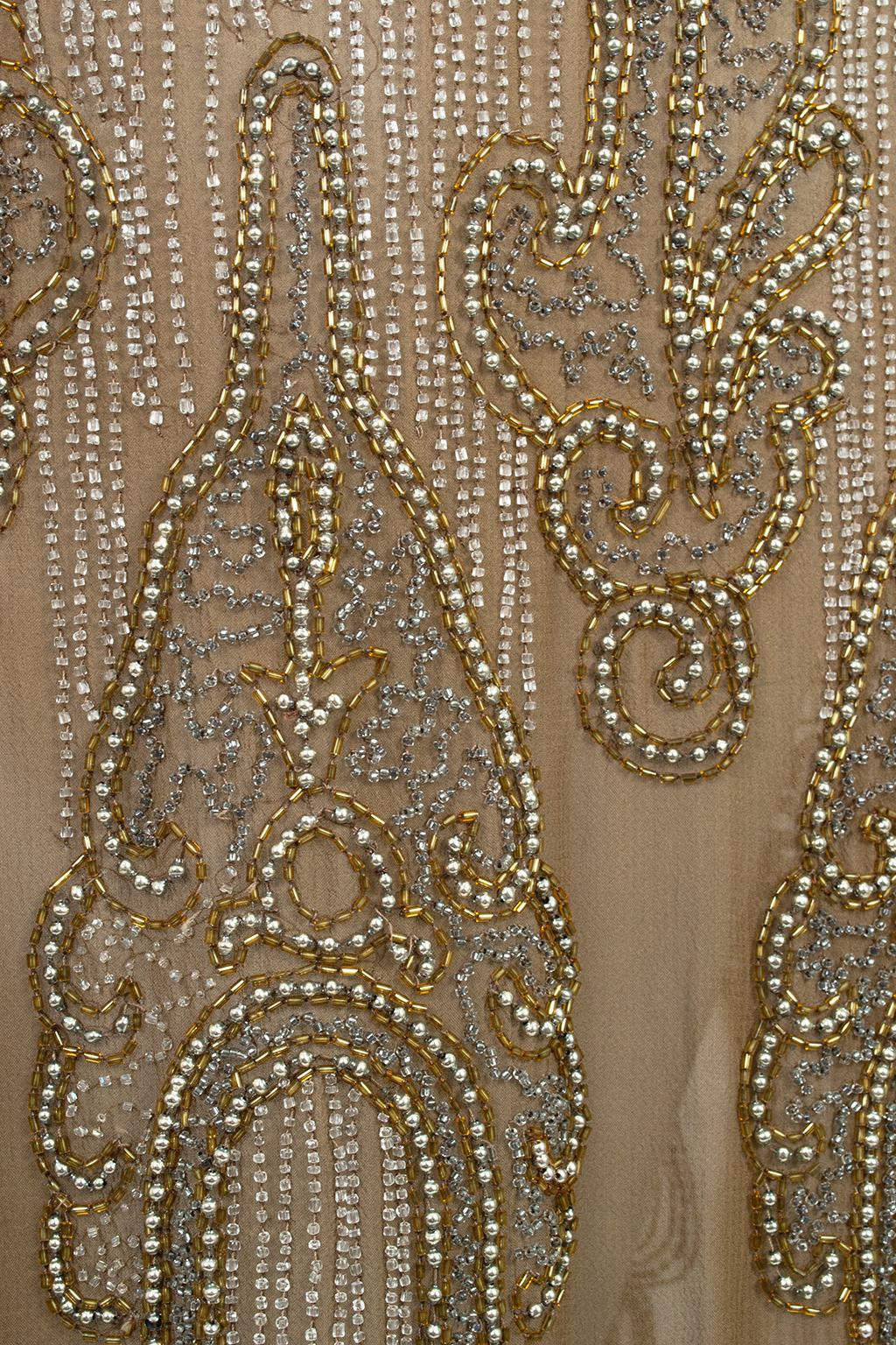 Robe de soirée à ourlet festonné en crêpe taupe avec perles en verre argenté - M, années 1920 en vente 10