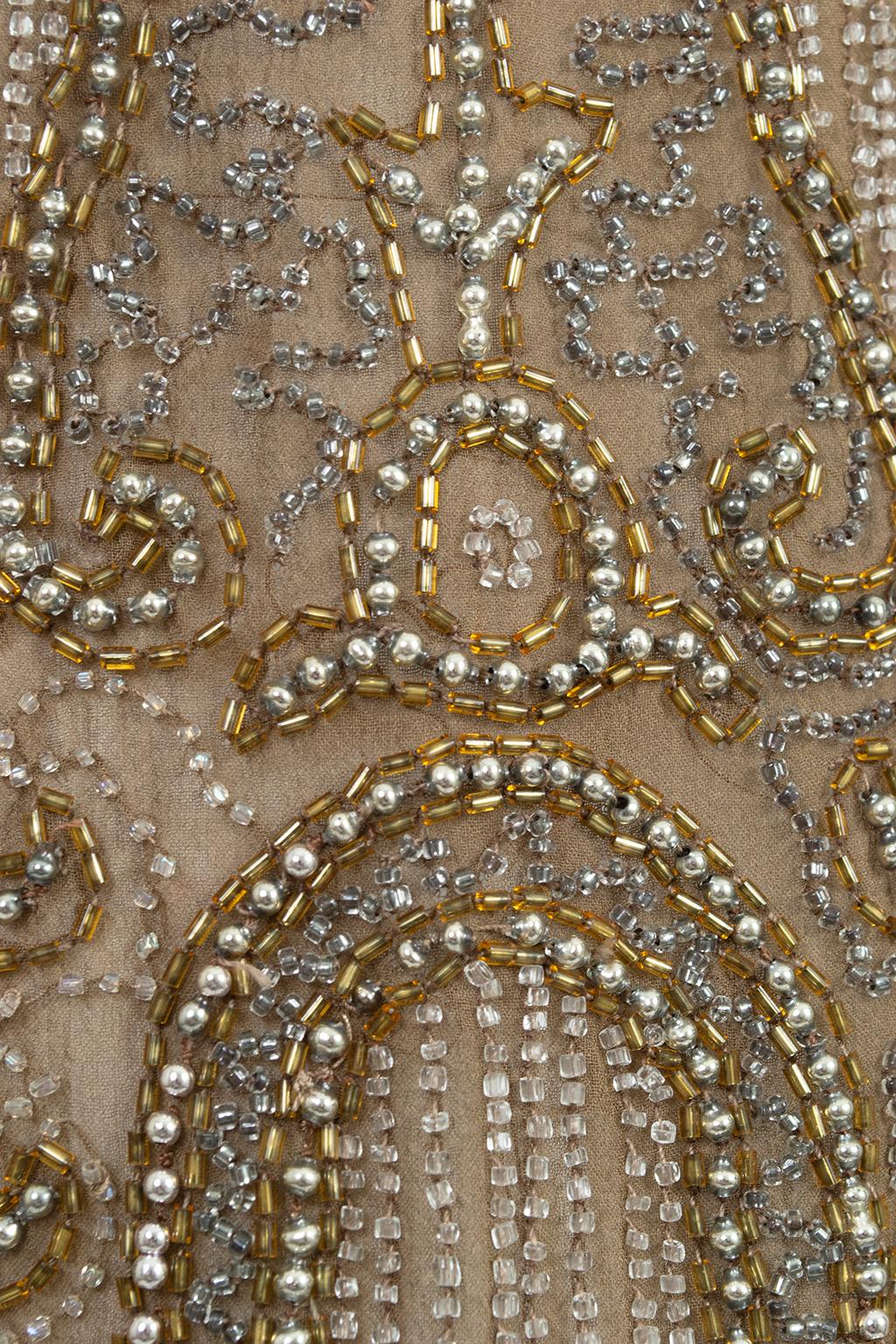 Robe de soirée à ourlet festonné en crêpe taupe avec perles en verre argenté - M, années 1920 en vente 11