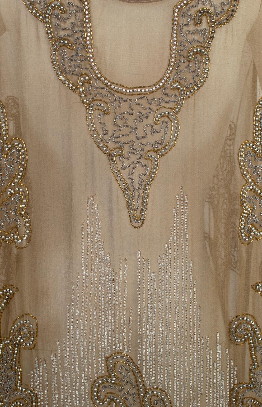 Robe de soirée à ourlet festonné en crêpe taupe avec perles en verre argenté - M, années 1920 en vente 12