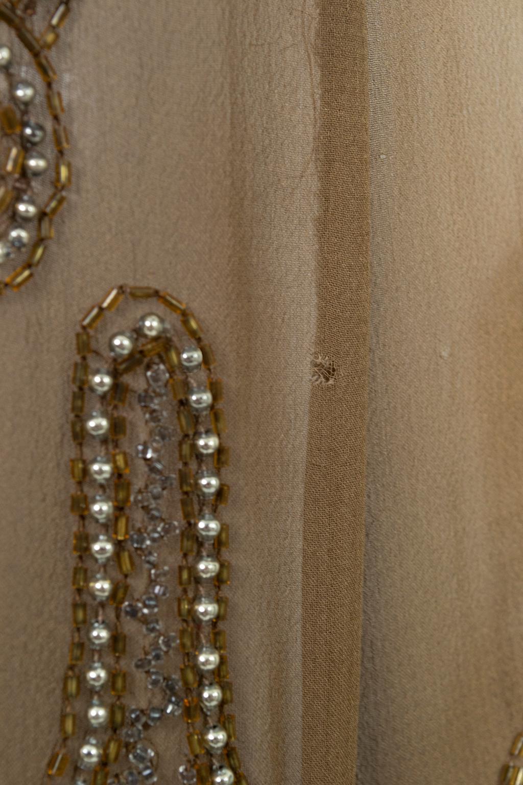 Robe de soirée à ourlet festonné en crêpe taupe avec perles en verre argenté - M, années 1920 en vente 14