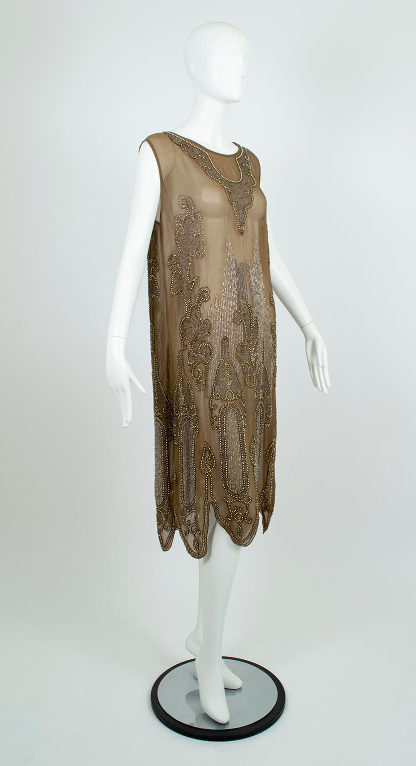 Marron Robe de soirée à ourlet festonné en crêpe taupe avec perles en verre argenté - M, années 1920 en vente