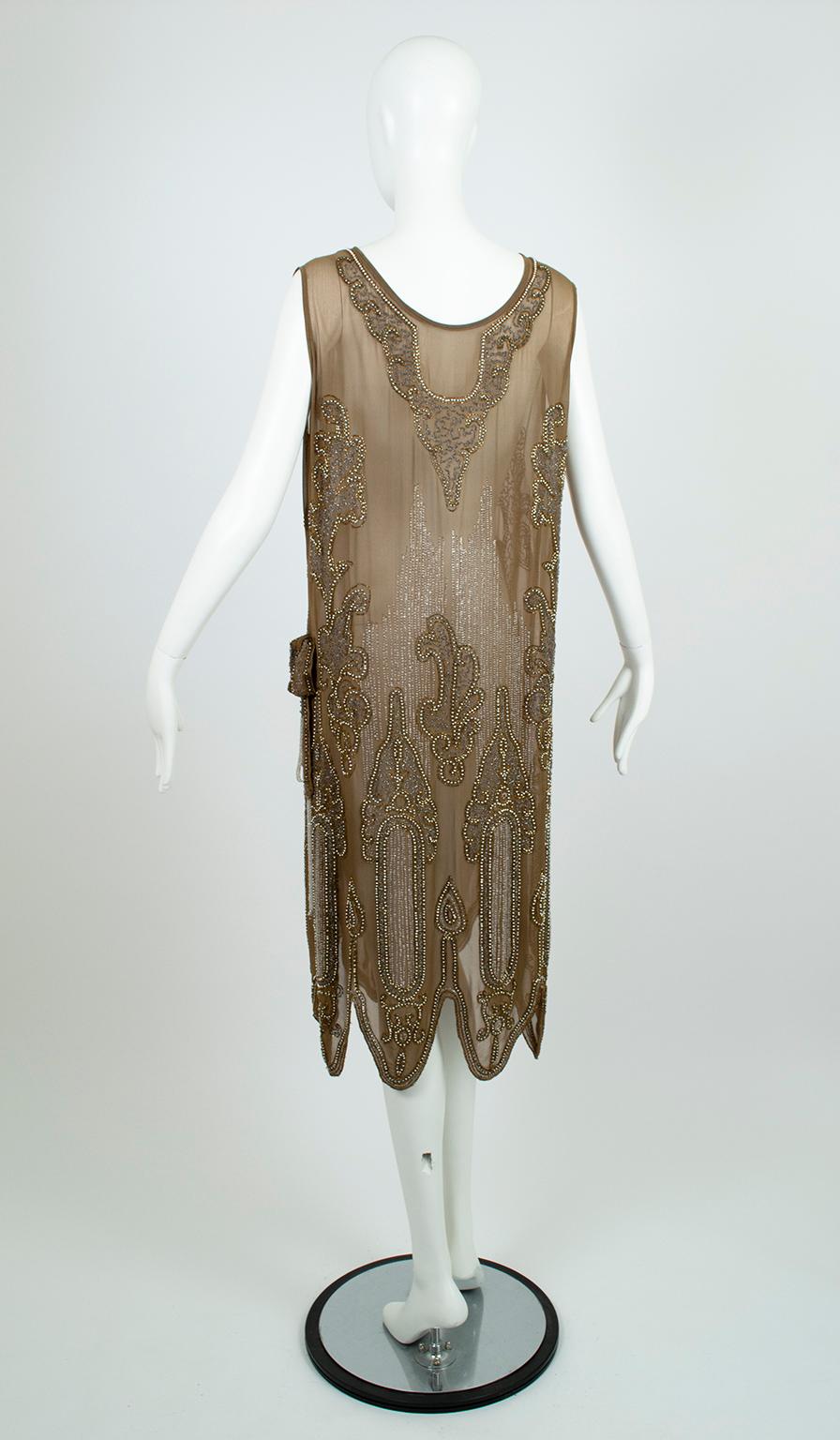 Robe de soirée à ourlet festonné en crêpe taupe avec perles en verre argenté - M, années 1920 Pour femmes en vente