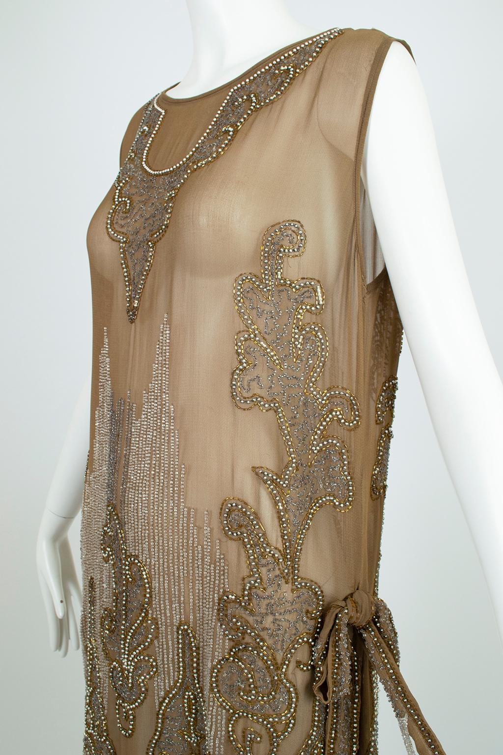 Robe de soirée à ourlet festonné en crêpe taupe avec perles en verre argenté - M, années 1920 en vente 4