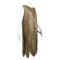 Taupefarbenes Flapper-Kleid aus Crêpe mit Jakobsmuschelsaum und versilberten Glasperlen - M, 1920er Jahre