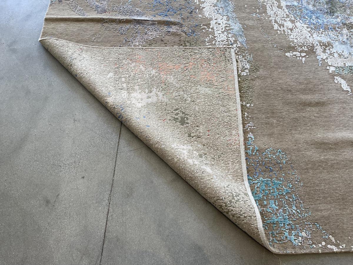 Abstrakter Teppich in Taupe „“Erased“ im Zustand „Neu“ im Angebot in Los Angeles, CA