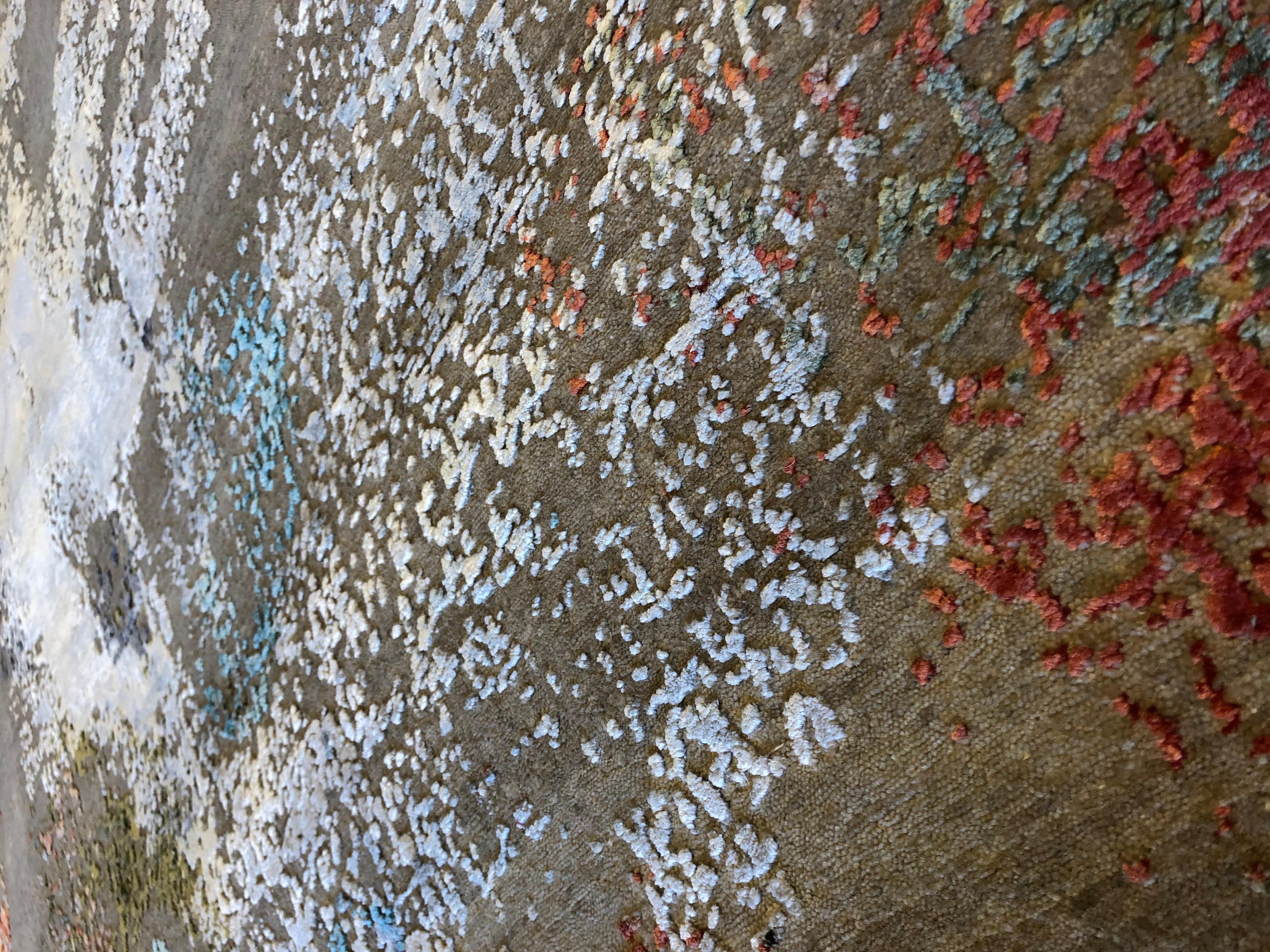 Abstrakter Teppich in Taupe „“Erased“ (21. Jahrhundert und zeitgenössisch) im Angebot