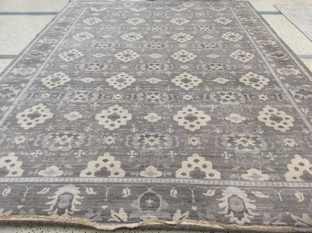 Indiano Tappeto grigio taupe con motivo geometrico all over in vendita