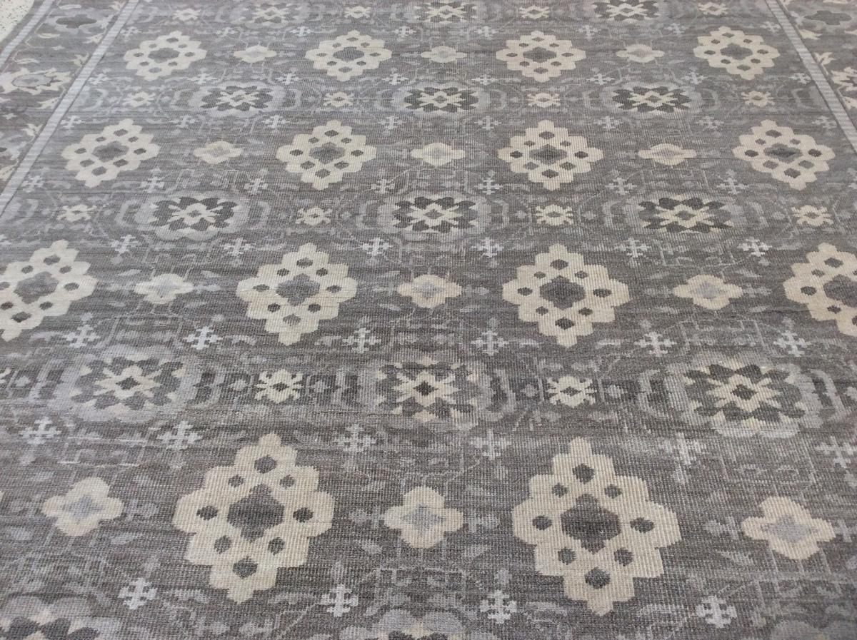 Taupe Grey All Over Geometric Pattern Rug In New Condition For Sale In Los Angeles, CA