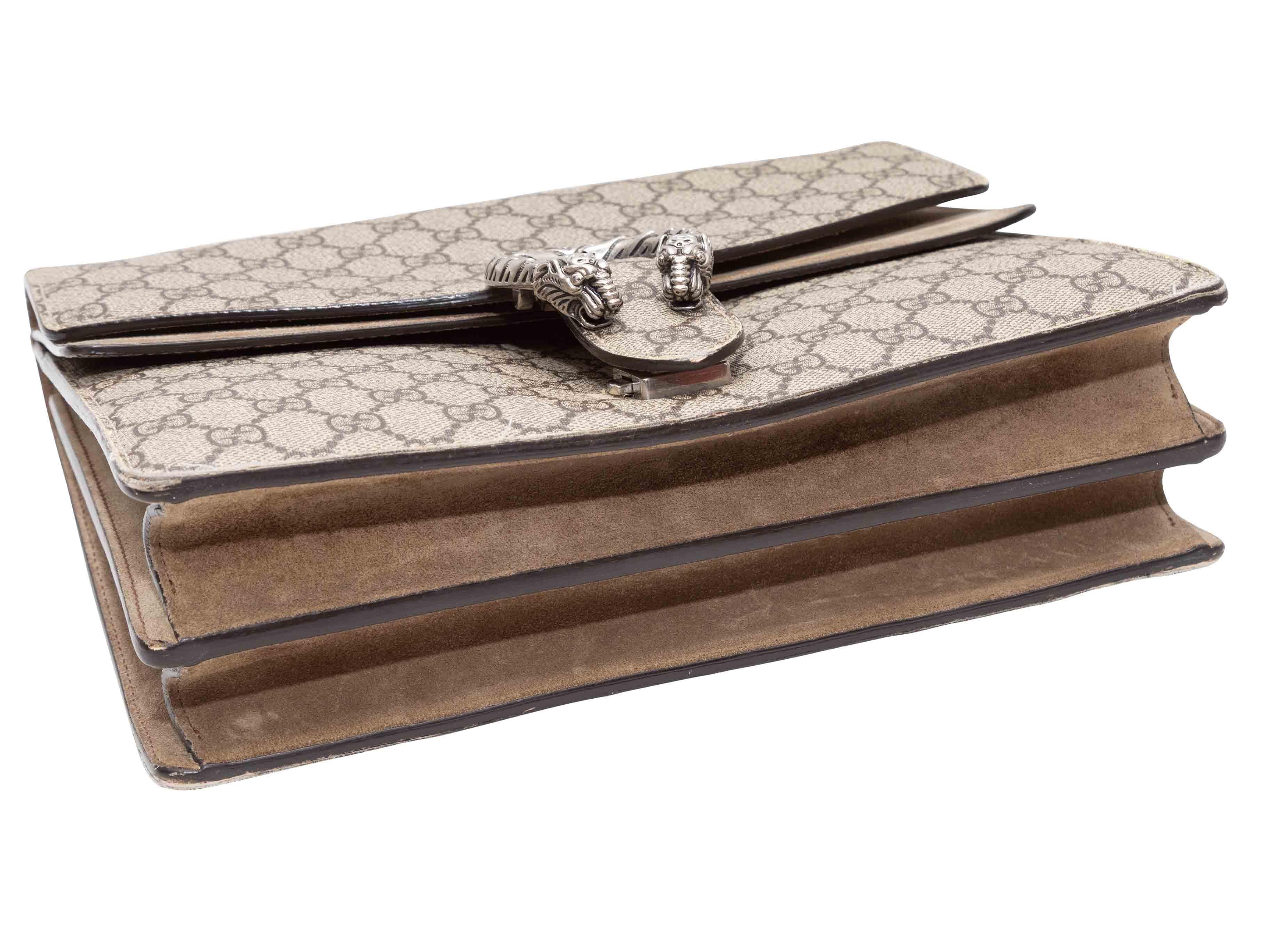 Taupe Gucci Dionysus Medium Flap Bag. Die Dionysus Medium Flap Bag hat einen Korpus aus Wildleder und mit Monogrammen beschichtetem Canvas, silberfarbene Beschläge, einen Gliedergurt und einen Klappverschluss vorne. 11