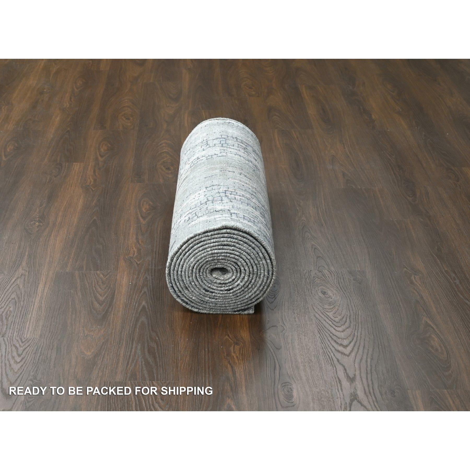 Taupe Hand geknüpft Abstrakt mit Mosaik-Design Wolle-Seide XL Läufer Orientteppich im Zustand „Neu“ im Angebot in Carlstadt, NJ