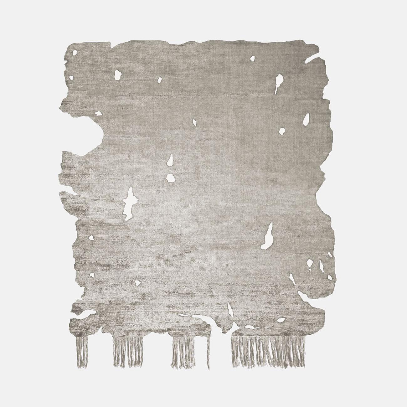 Tapis taupe Hoganas Frozen Cut par HENZEL STUDIO
Dimensions : L 139,7 x L 220,98 cm : L 139,7 x L 220,98 cm.
MATERIAL : Soie.

Calle Henzel est un précurseur dans le domaine des tapis organiques aux formes libres, avec ses collections Frozen Cut
