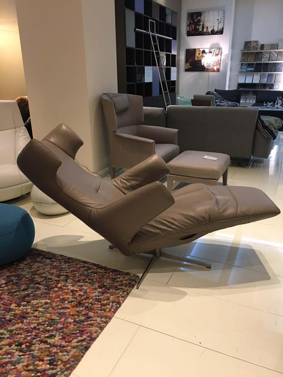 Taupe Leather Battery Powered Recliner with Matt Steel Swivel Base by Leolux im Zustand „Hervorragend“ in Chicago, IL