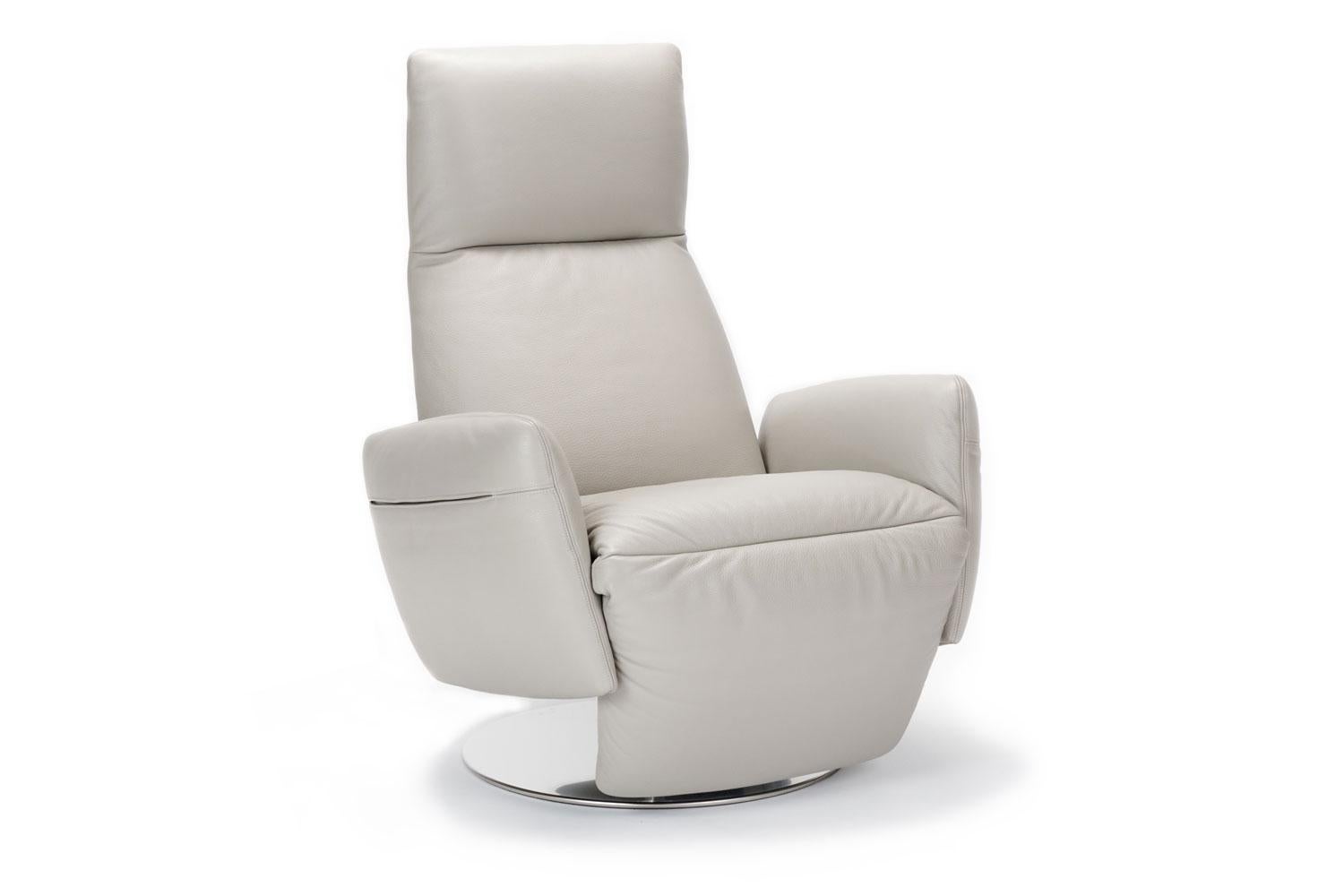The pillow armchair designed by Poltrona Frau R. & D. is the most complete aesthetic and functional expression of the reclinable seat.
It is completely covered in soft leather upholstery and the headrest, backrest and footrest are adjustable for