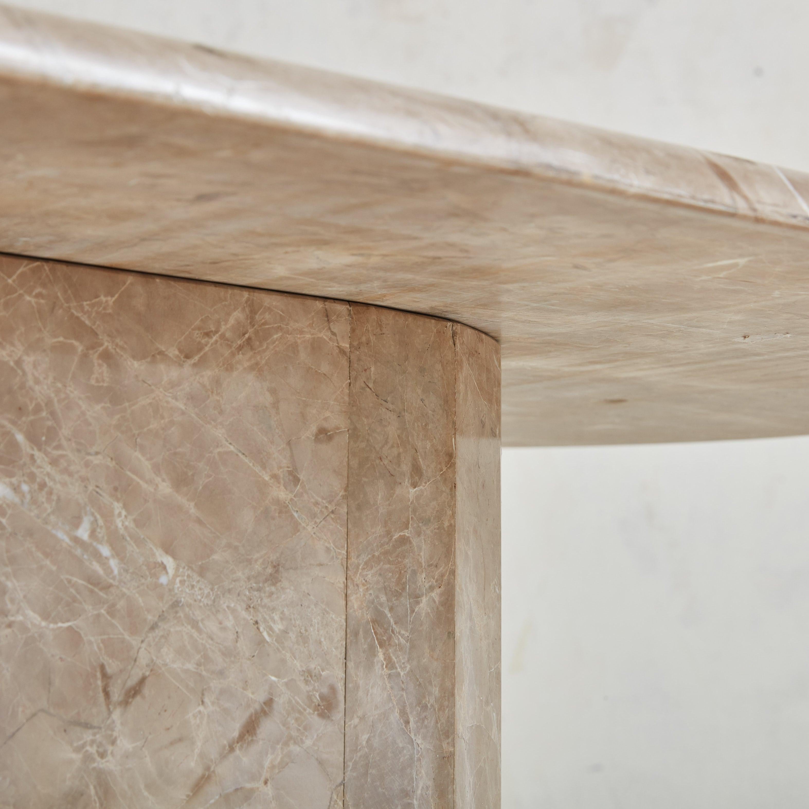 Fin du 20e siècle Table basse en forme de pilier en marbre taupe dans le style de Roche Bobois, Italie, années 1980