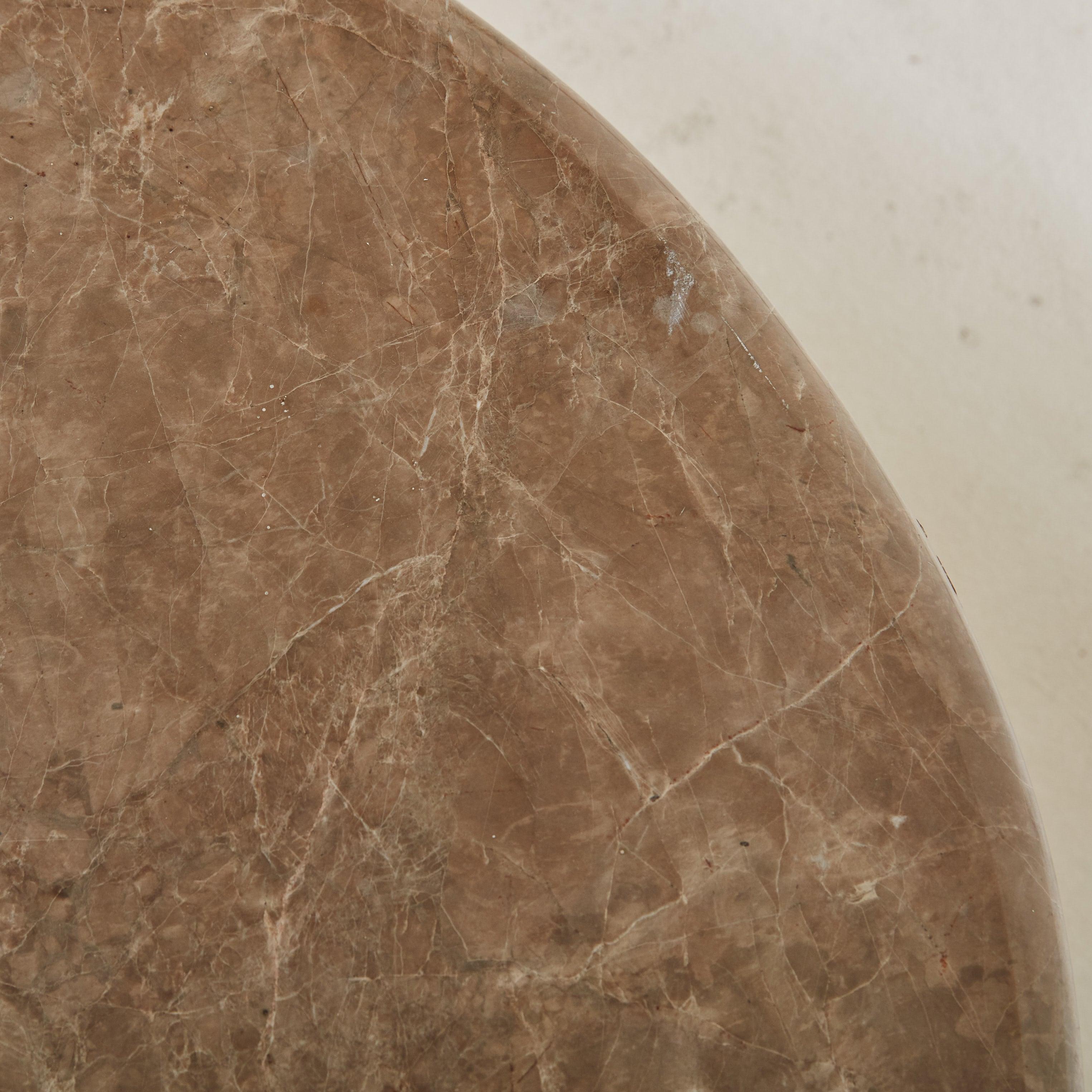 Marbre Table basse en forme de pilier en marbre taupe dans le style de Roche Bobois, Italie, années 1980