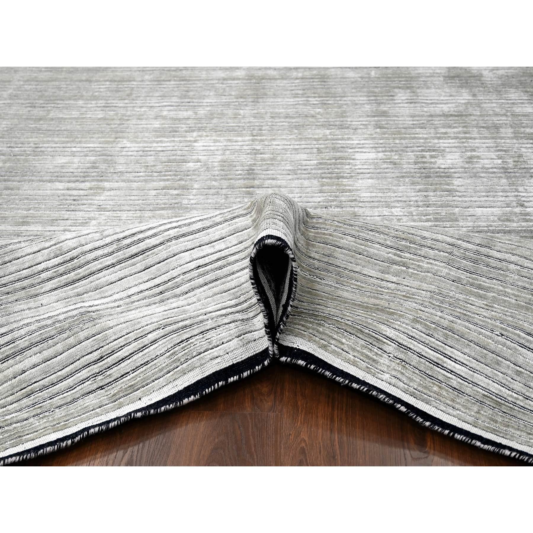 Annodato a mano Tappeto oversize in lana e seta tessuta a mano di colore taupe moderno 14'0