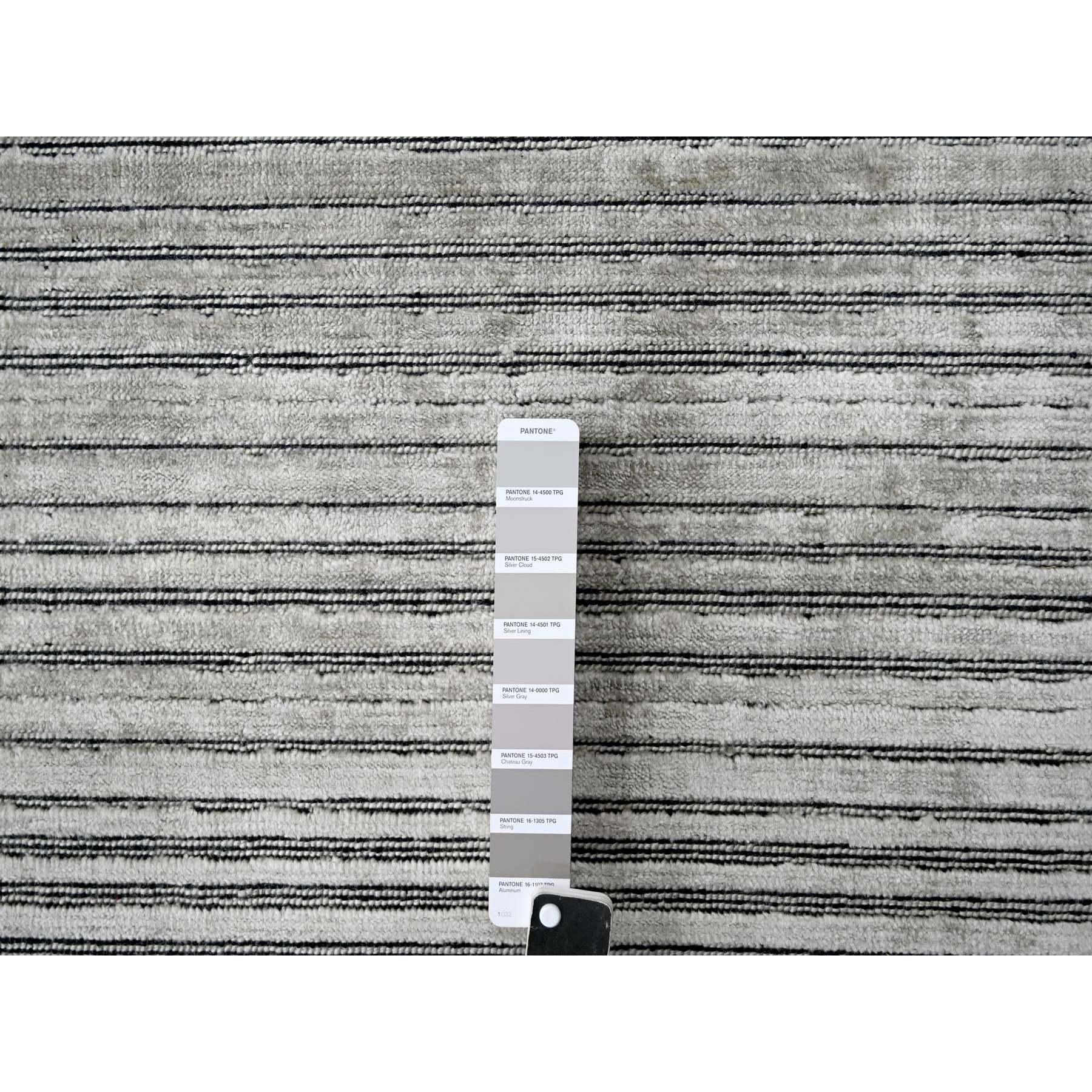 XXI secolo e contemporaneo Tappeto oversize in lana e seta tessuta a mano di colore taupe moderno 14'0