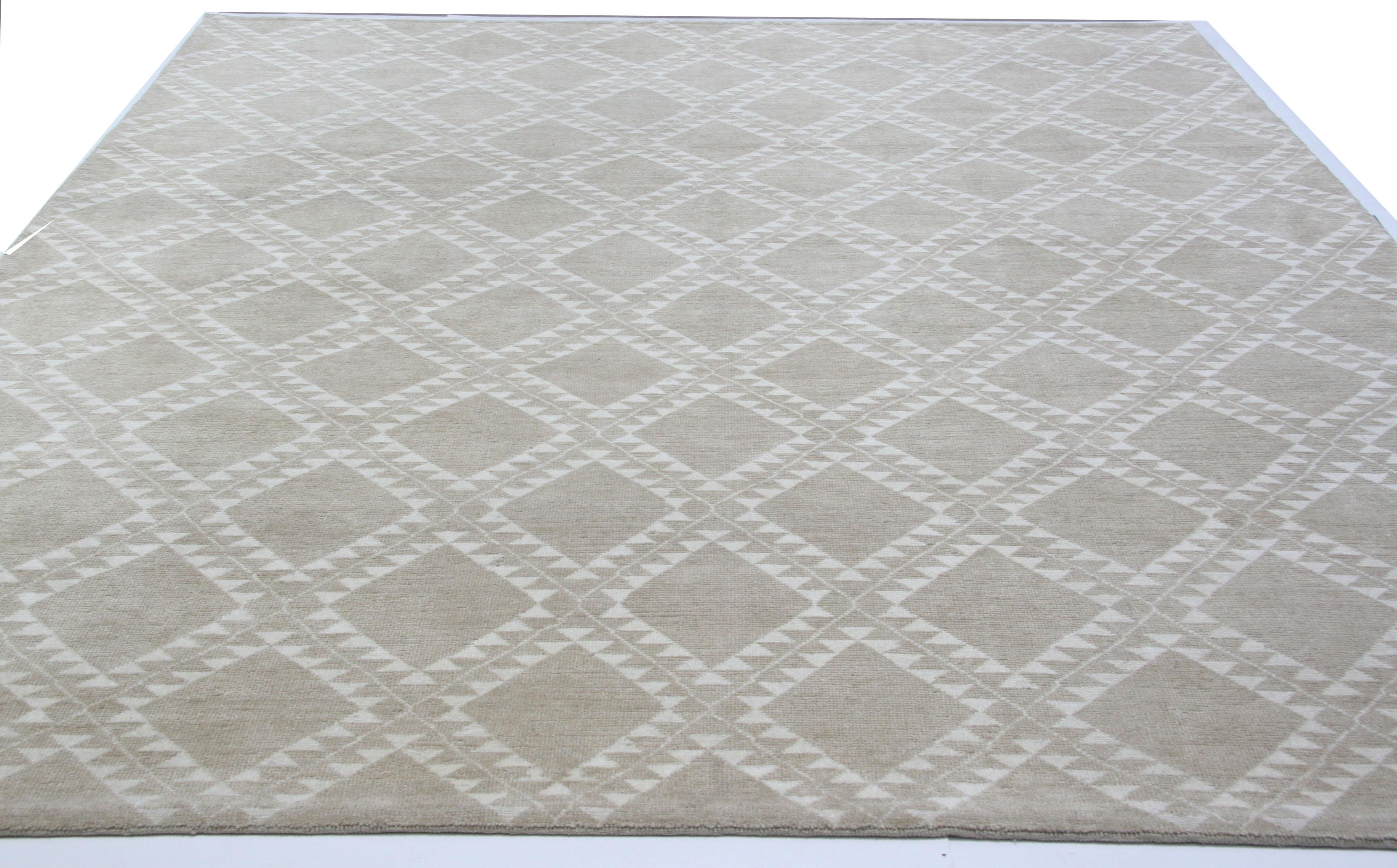 Taupefarbener Teppich mit Rautenmuster, handgeknüpft in Indien, basierend auf traditionellem marokkanischem Design. Die Konstruktion aus reiner Wolle mit dickem, niedrigem Flor macht ihn zu einem langlebigen, familienfreundlichen Teppich, der in