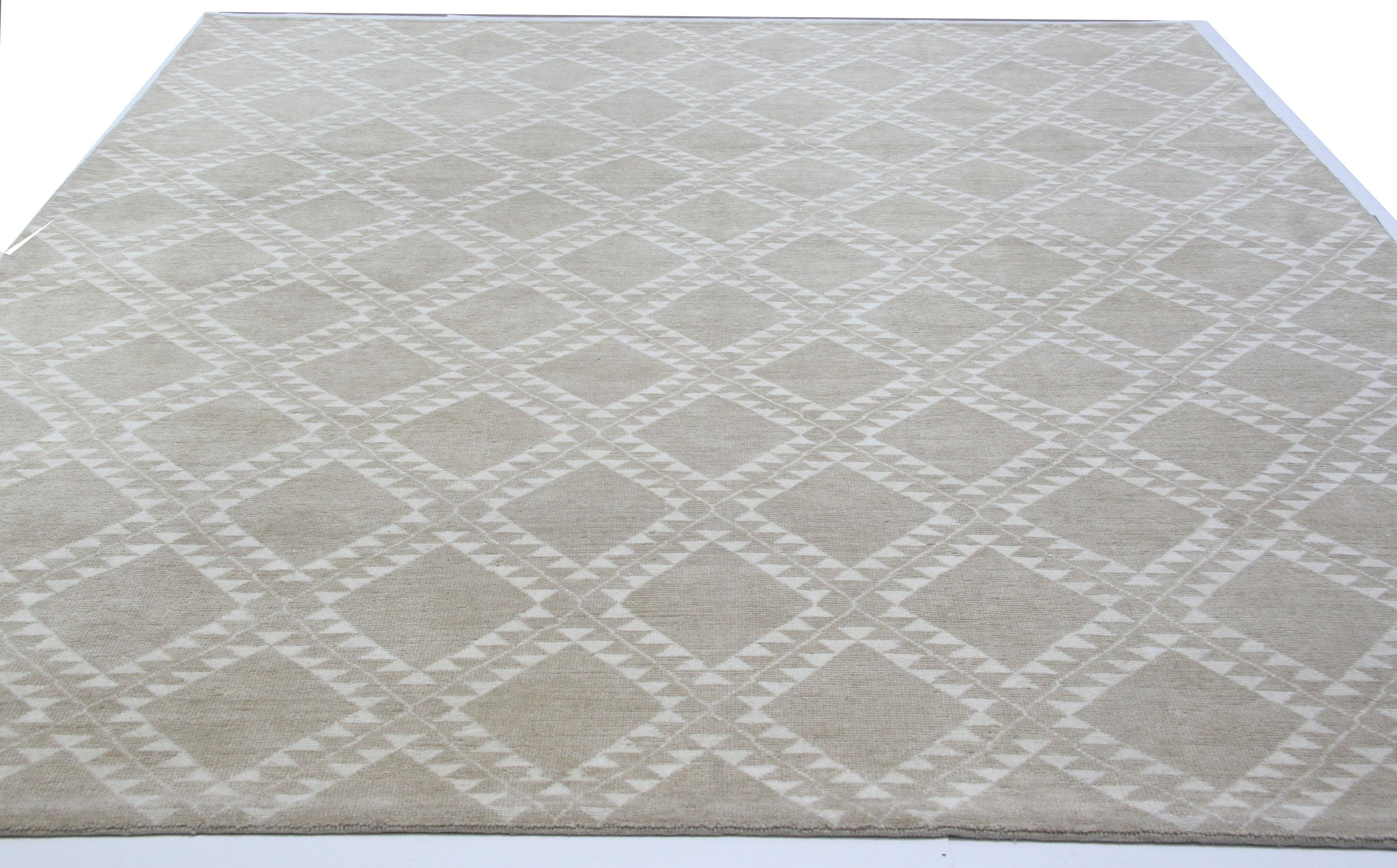 Taupefarbener Teppich mit Rautenmuster, handgeknüpft in Indien, basierend auf traditionellem marokkanischem Design. Die Konstruktion aus reiner Wolle mit dickem, niedrigem Flor macht ihn zu einem langlebigen, familienfreundlichen Teppich, der in