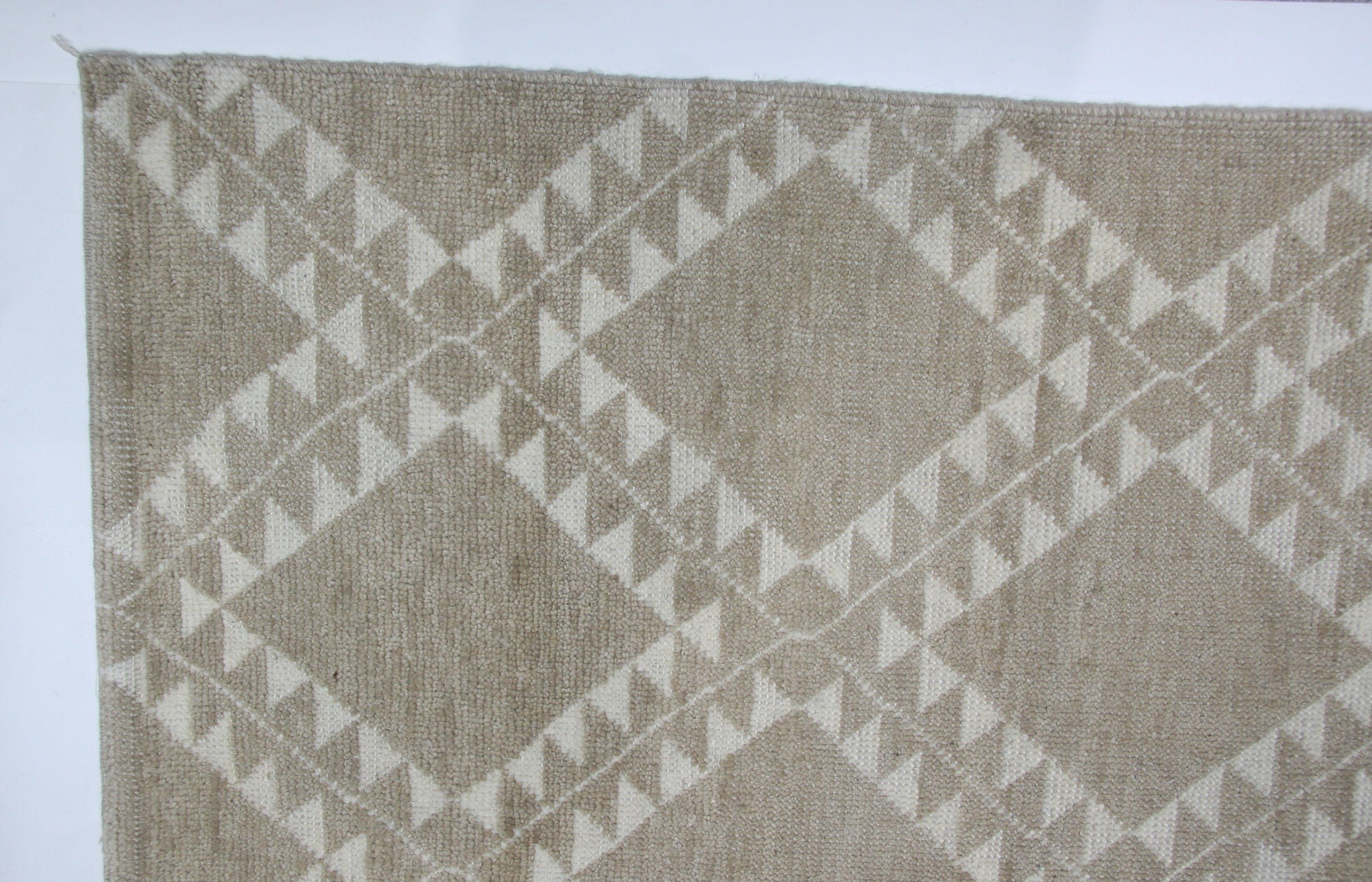 Marokkanischer Design-Teppich in Taupe (Handgeknüpft) im Angebot