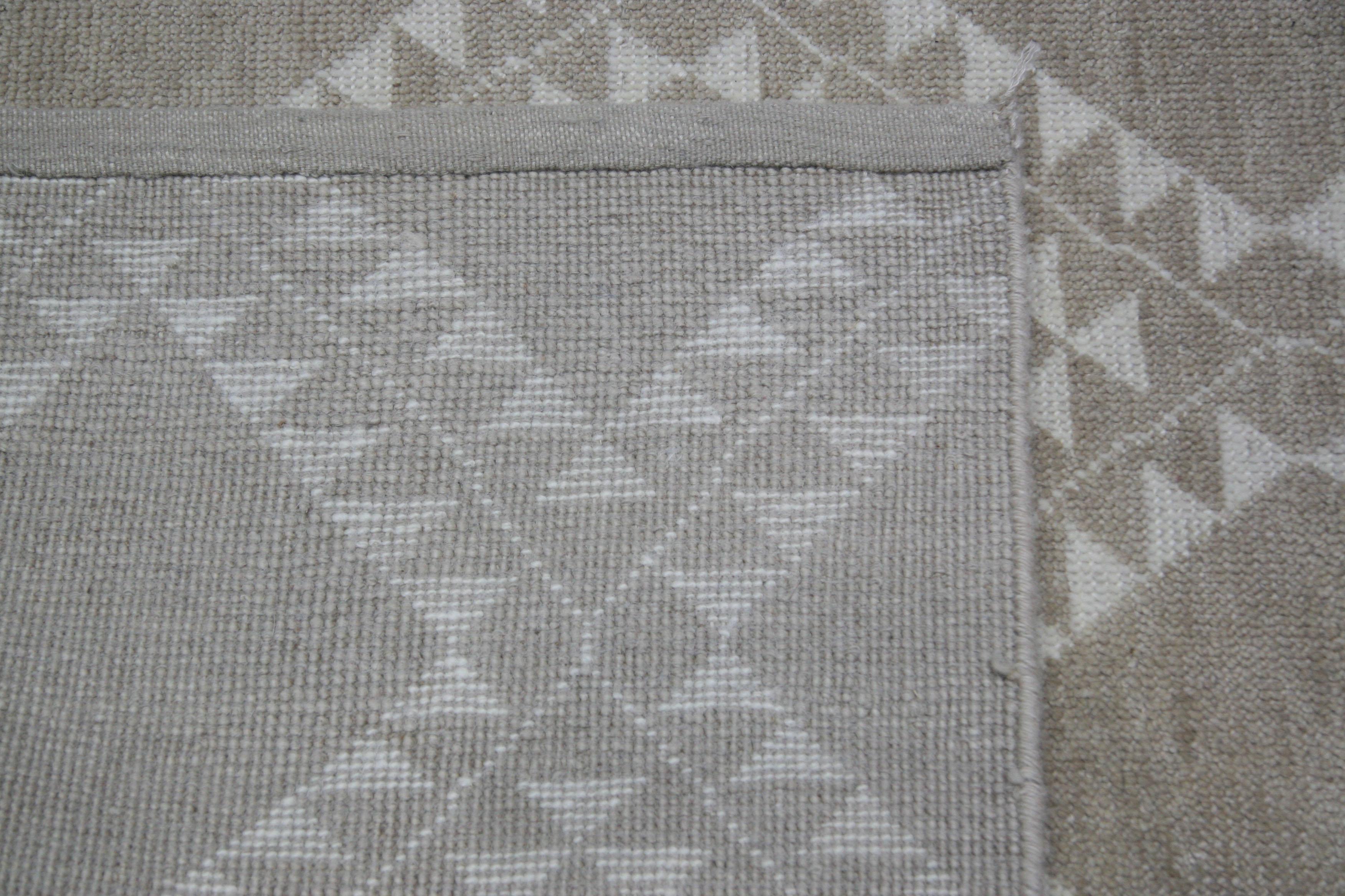 Marokkanischer Design-Teppich in Taupe im Zustand „Neu“ im Angebot in West Hollywood, CA