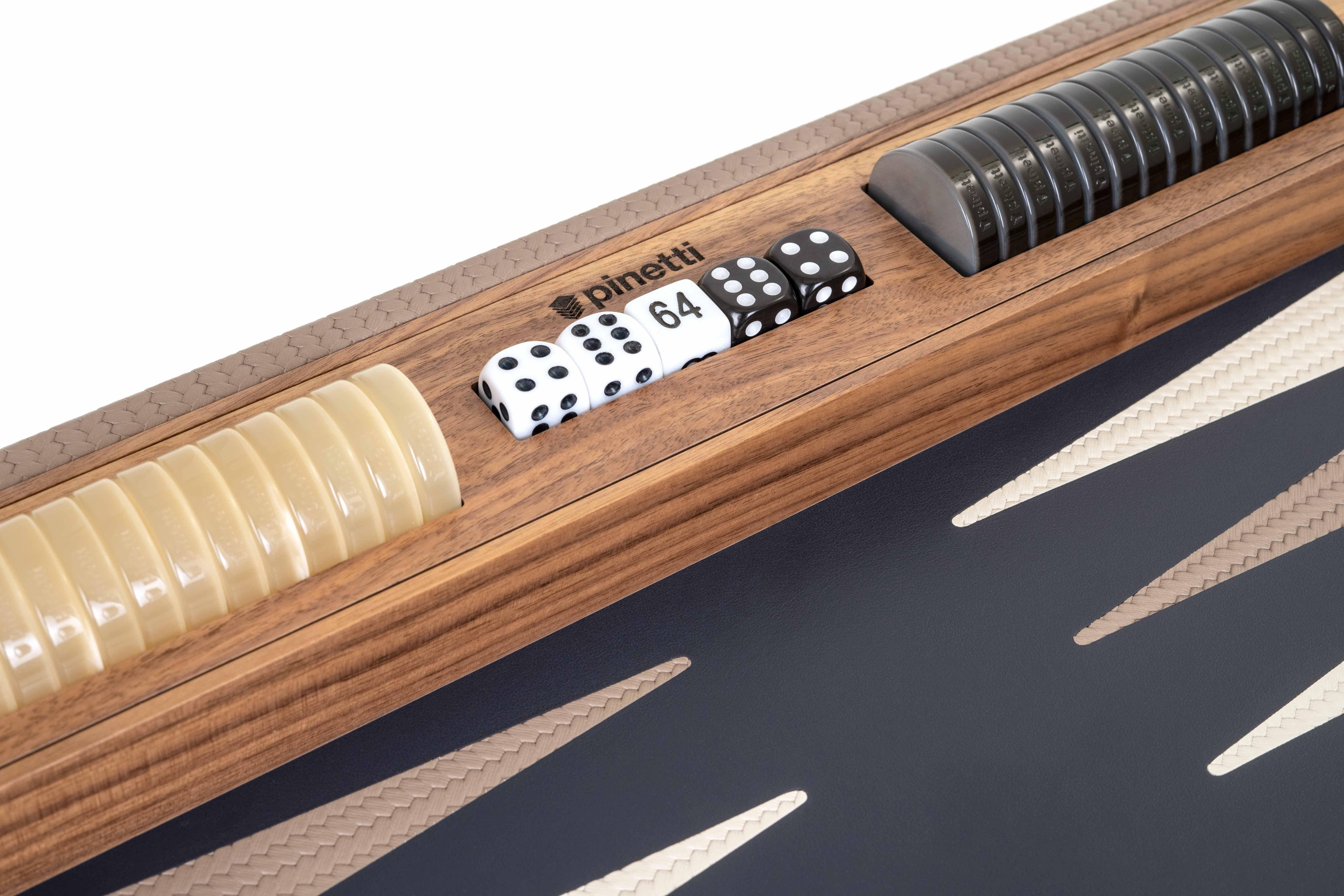 Moderne Ensemble de backgammon en cuir et bois de noyer taupe et bleu marine, fabriqué à la main en Italie en vente