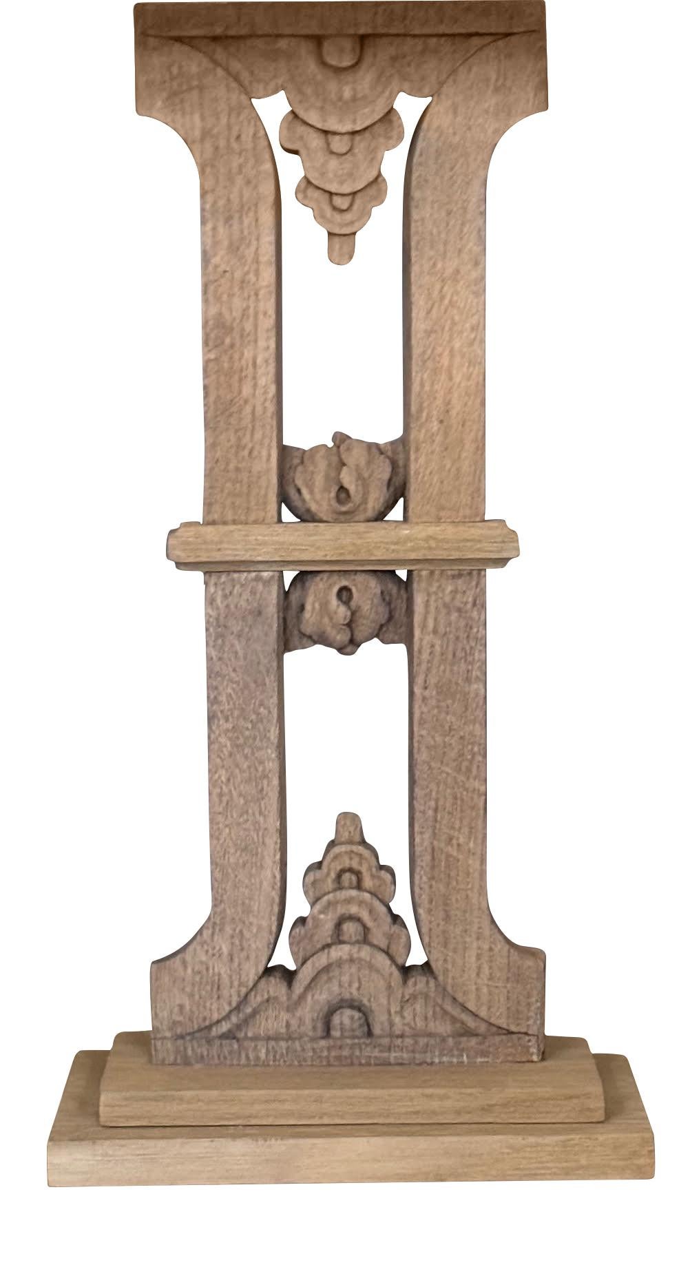 Paire de lampes belges des années 1920 fabriquées à partir de balustrades en bois sculpté dans le style Louis XVI.
Teinte taupe frottée.
Monté sur un support boisé mesure  10