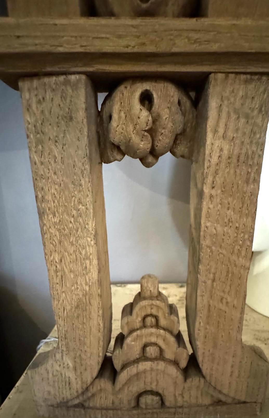 Belge Paire de lampes à balustre en bois sculpté taupe avec abat-jour, Belgique, années 1920 en vente