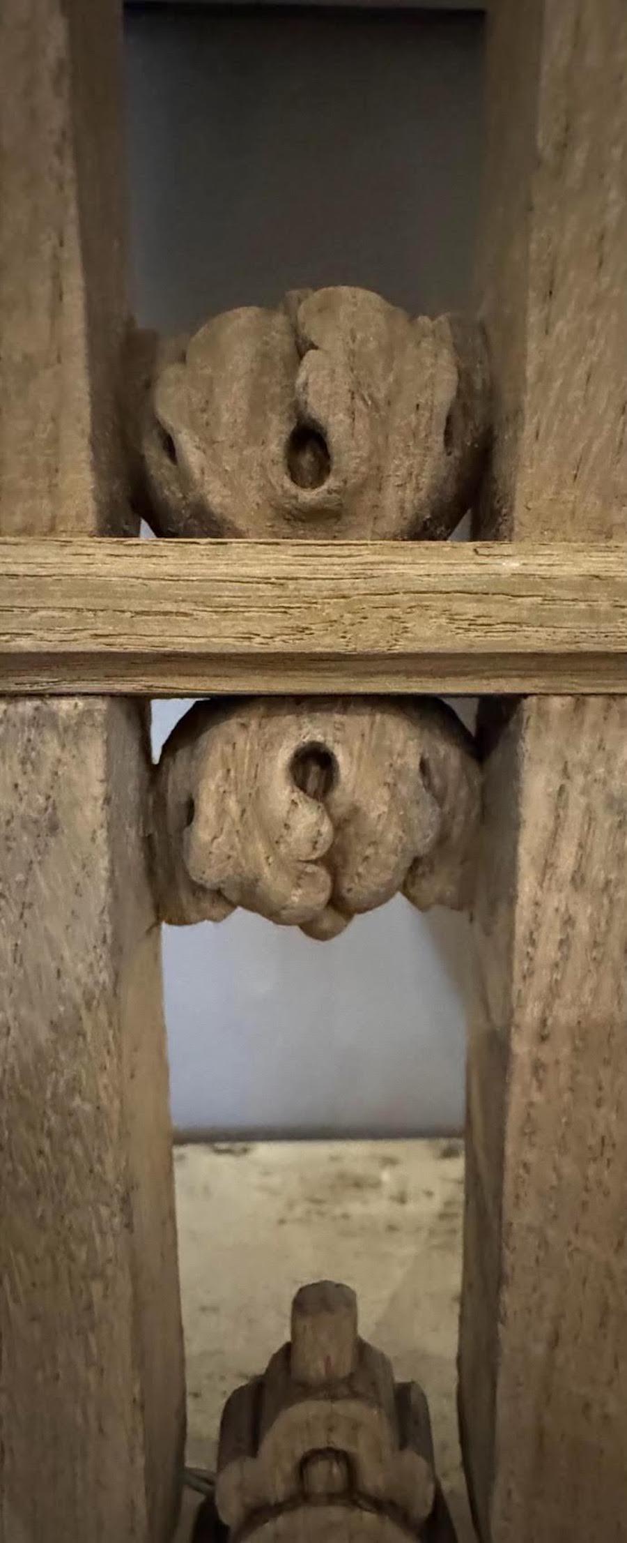 Paire de lampes à balustre en bois sculpté taupe avec abat-jour, Belgique, années 1920 Bon état - En vente à New York, NY