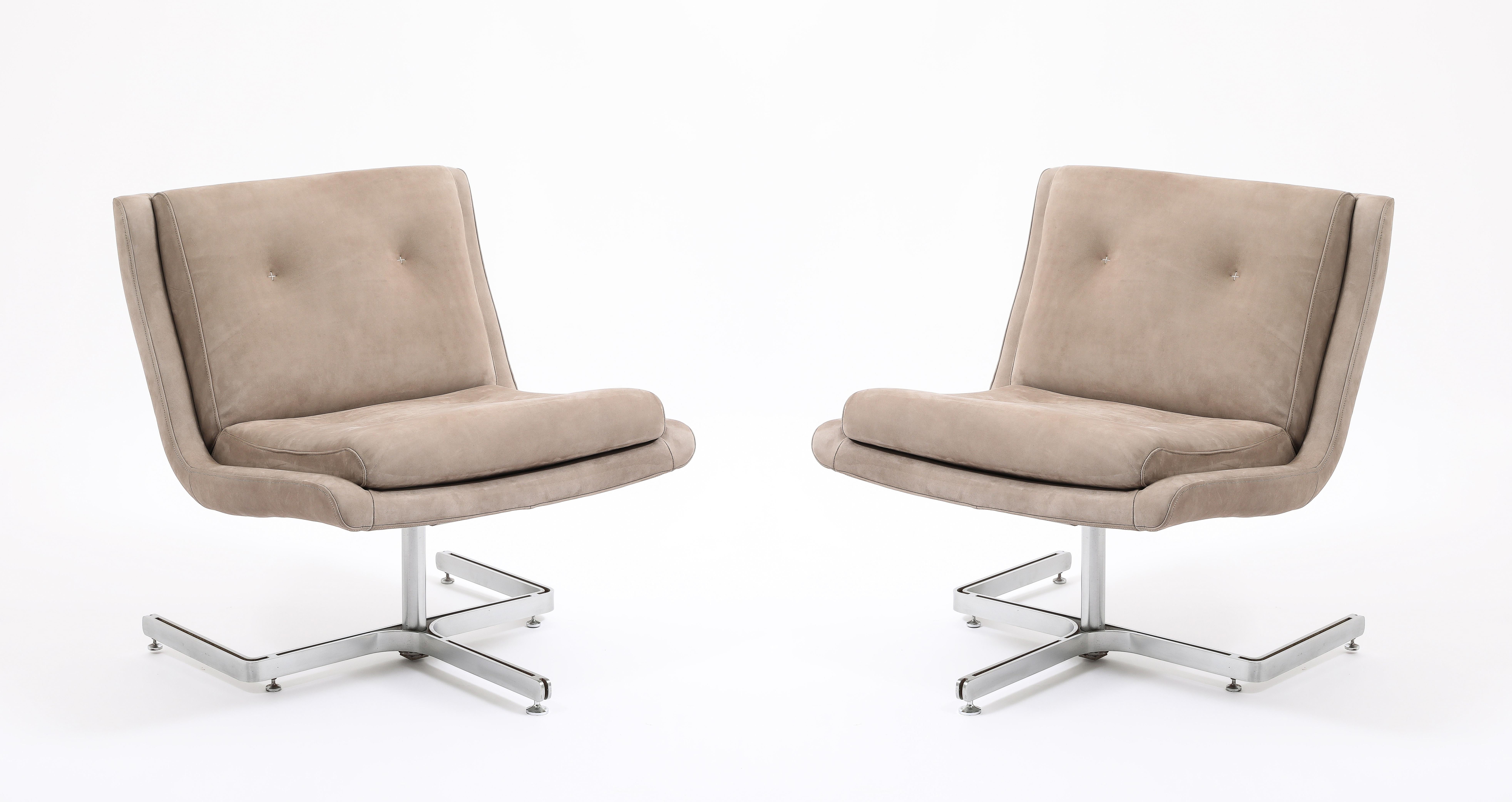 Paire de fauteuils Steele de Raphael, recouverts de cuir suédé et reposant sur des bases en acier inoxydable 

26x26x30 
Siège 18