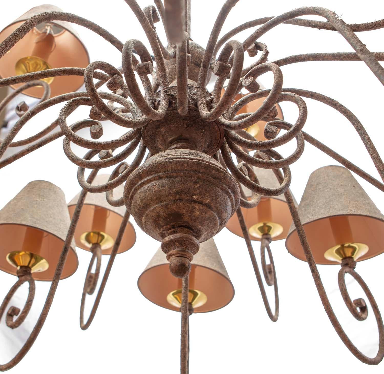 Late 20th Century Taupe & Peach Hat Twenty Light Brass Chandelier For Sale