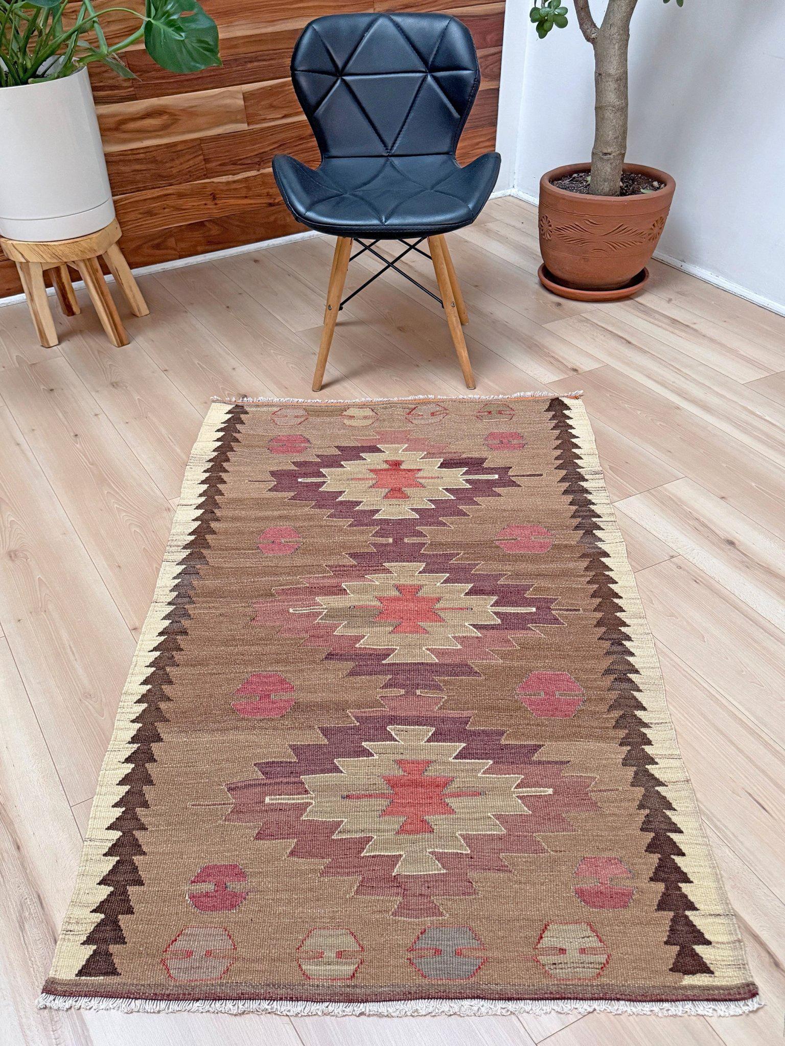 Turco Kilim Mut Taupe e Plum - Tappeto tribale turco a trama piatta in stile Navajo (3'x5') in vendita
